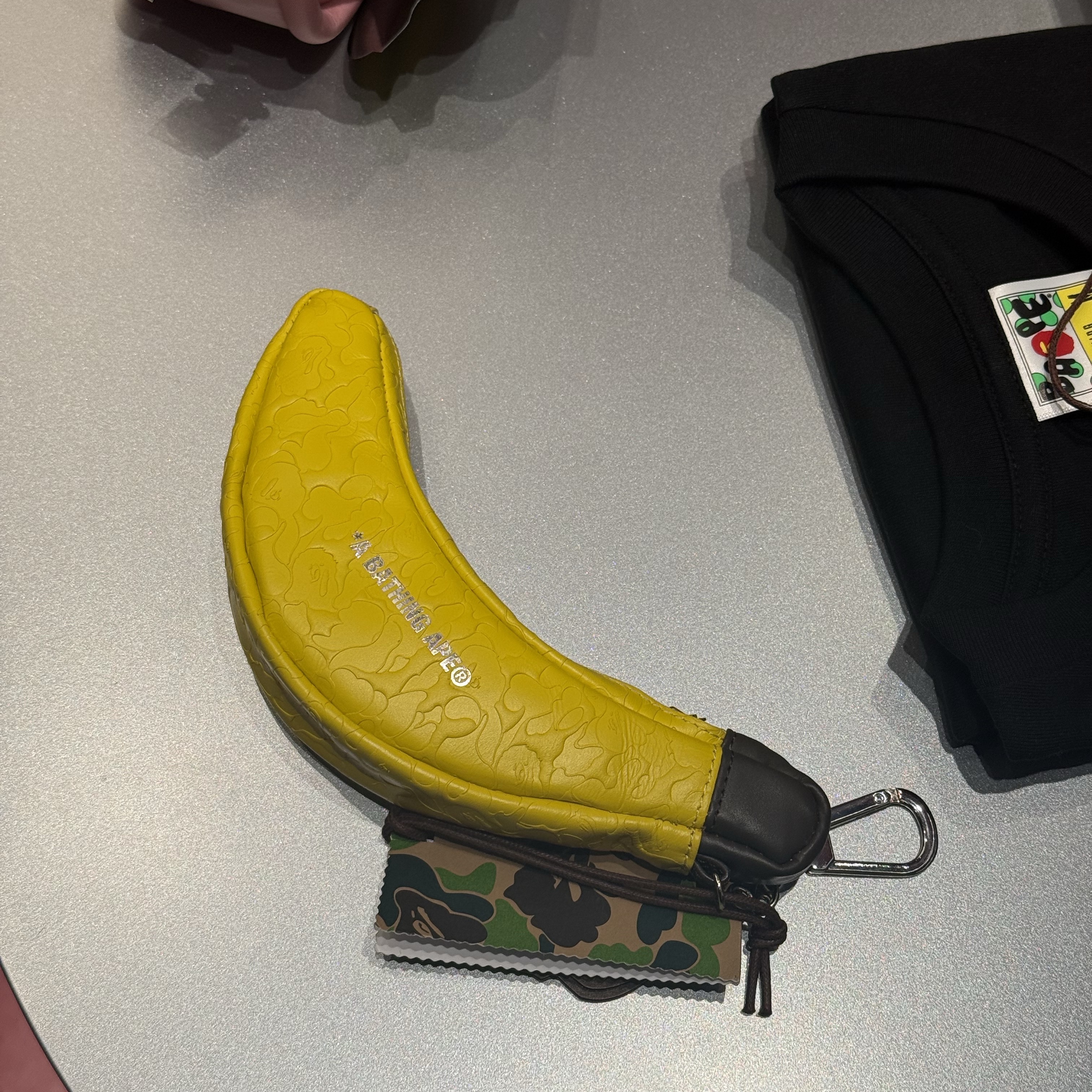 BAPE Solid C-_AMo Banana Mini Pouch Yellow 착용 스타일 - 2