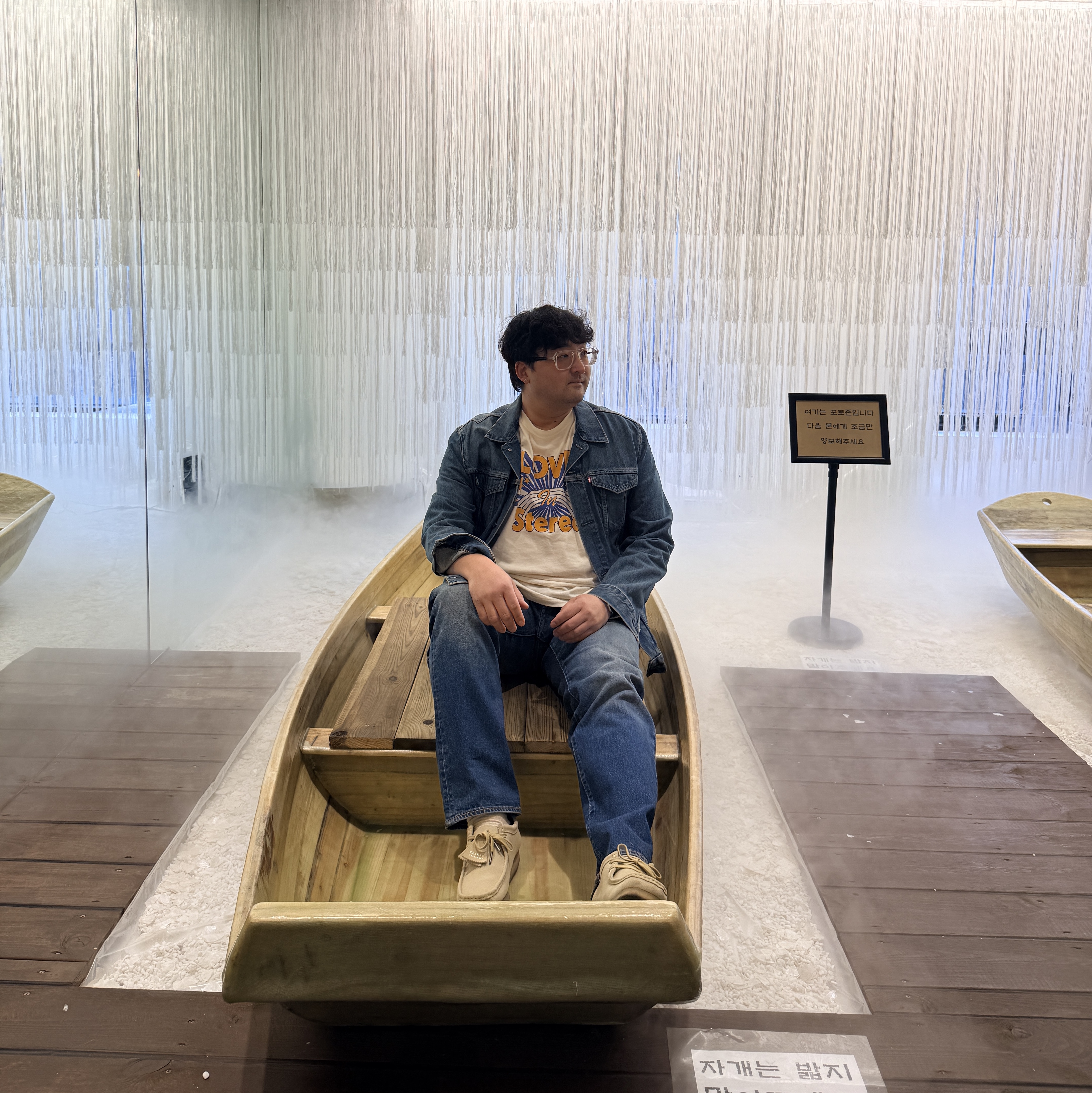 Gentle Monster x Maison Margiela MM011 Clear Black Gradient, Clarks Wallabee Maple Suede 착용 스타일 - 2