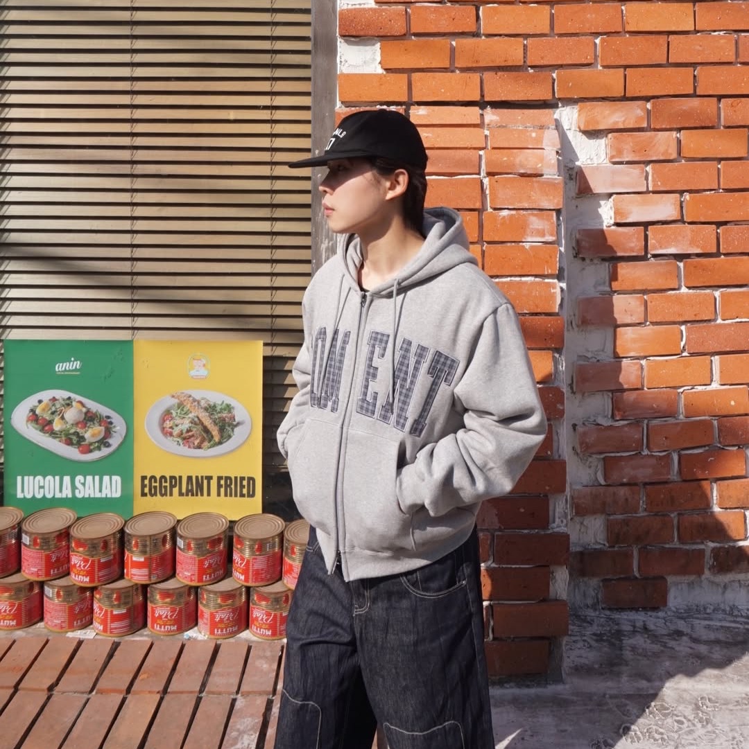 SLOW RECORD HOUSE Moment Zip-Up Hoodie Check 착용 스타일 - 3