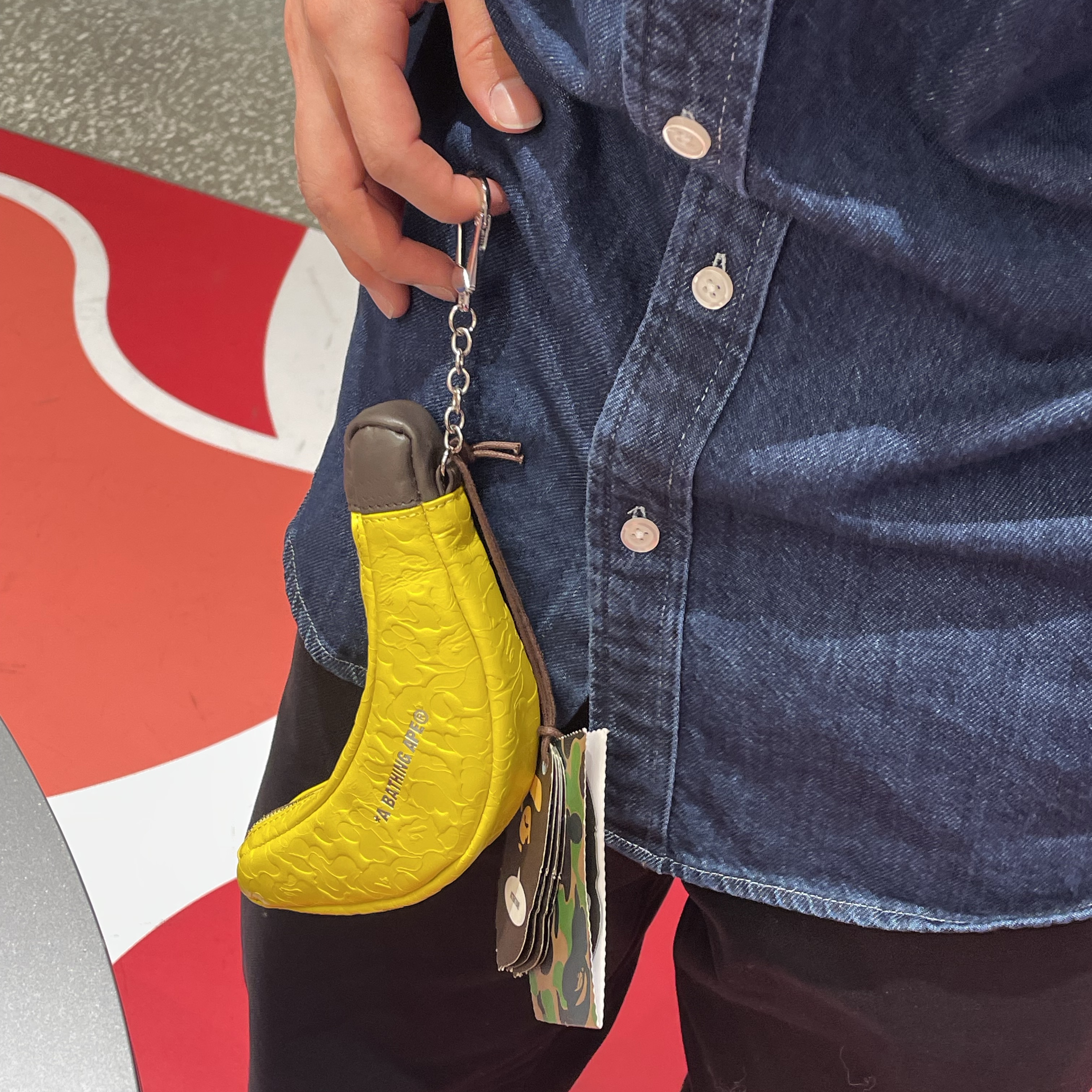 BAPE Solid C-_AMo Banana Mini Pouch Yellow 착용 스타일 - 1