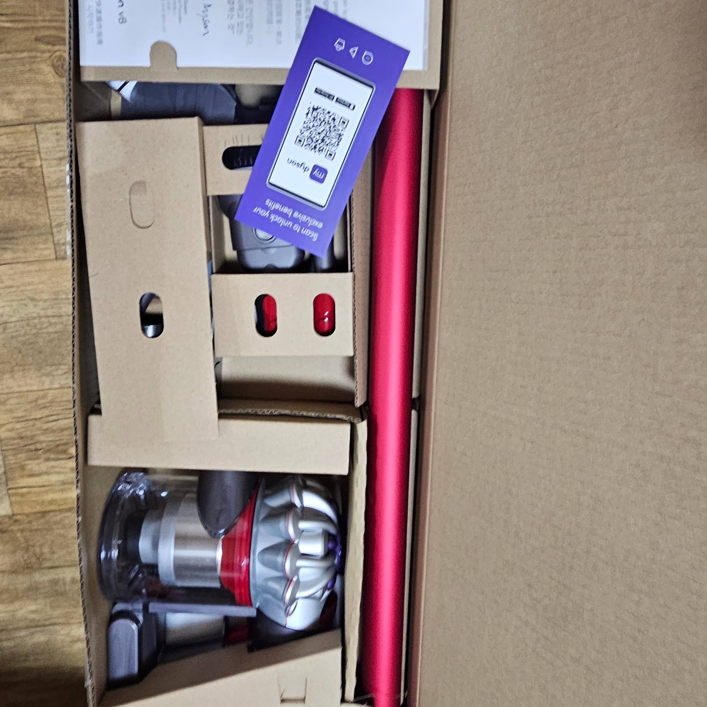 Dyson Wireless Vacuum Cleaner V8 silver red 착용 스타일 - 1