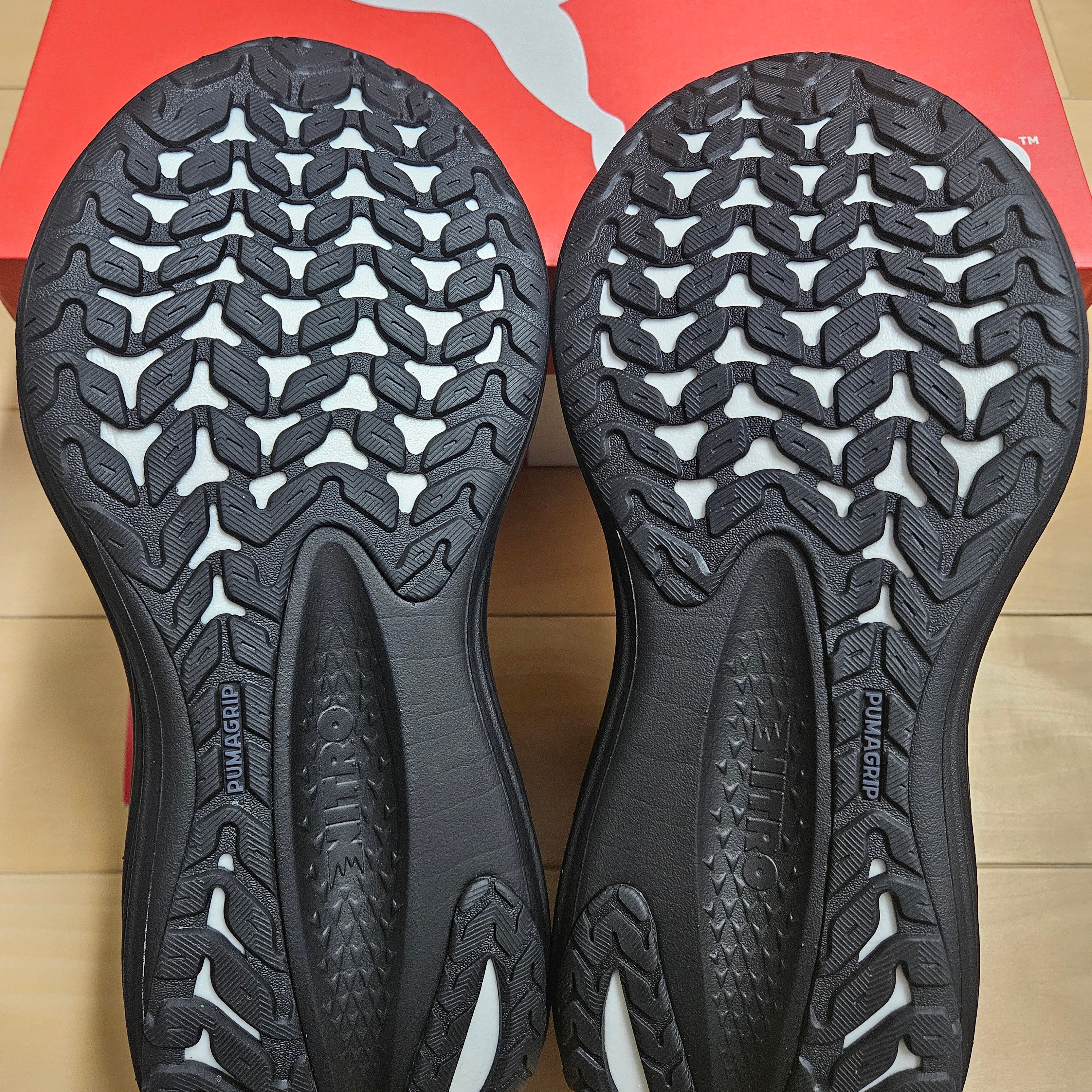 Puma Magmax Nitro Black Galactic Gray 착용 스타일 - 5