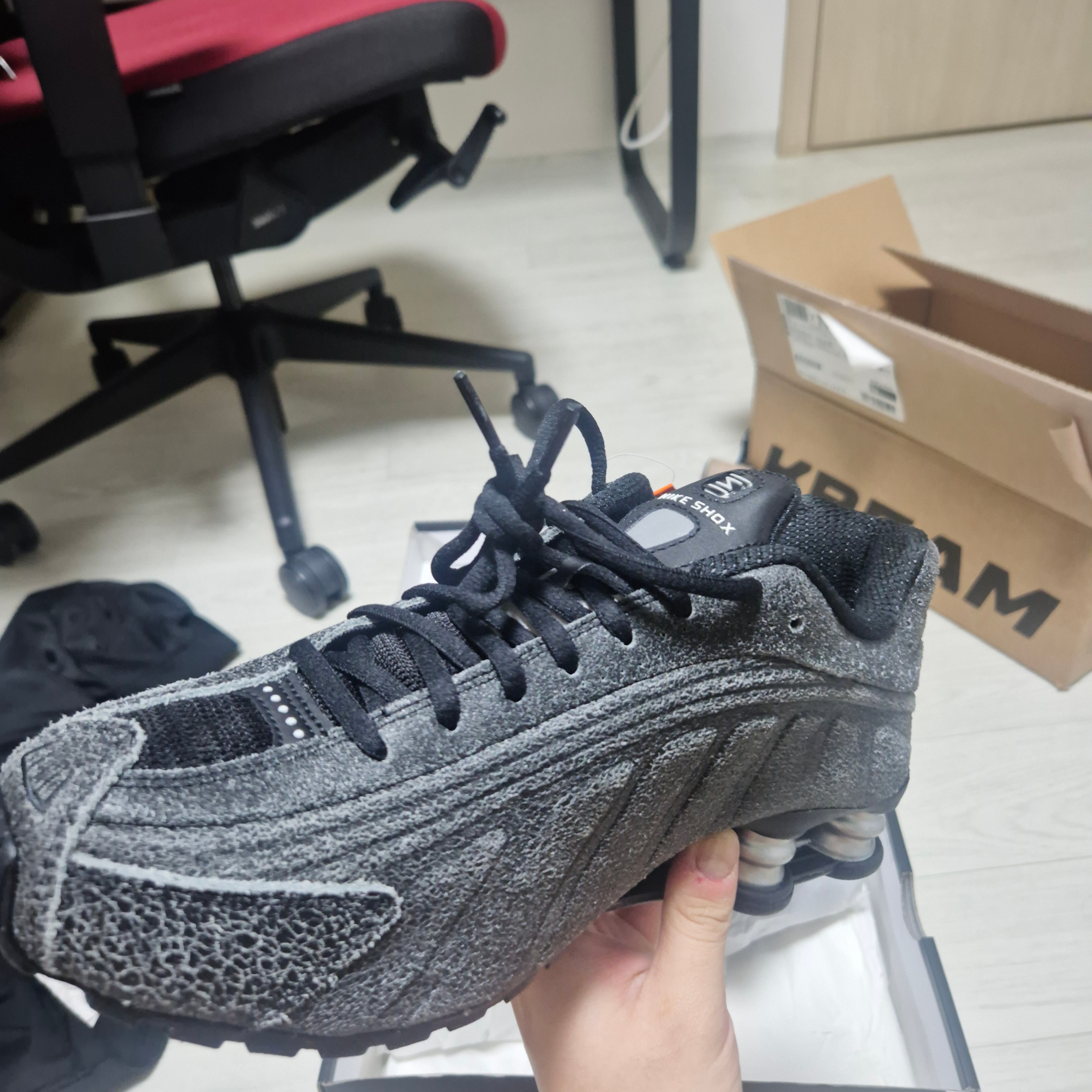 Nike Shox R4 Black and Metallic Silver 착용 스타일