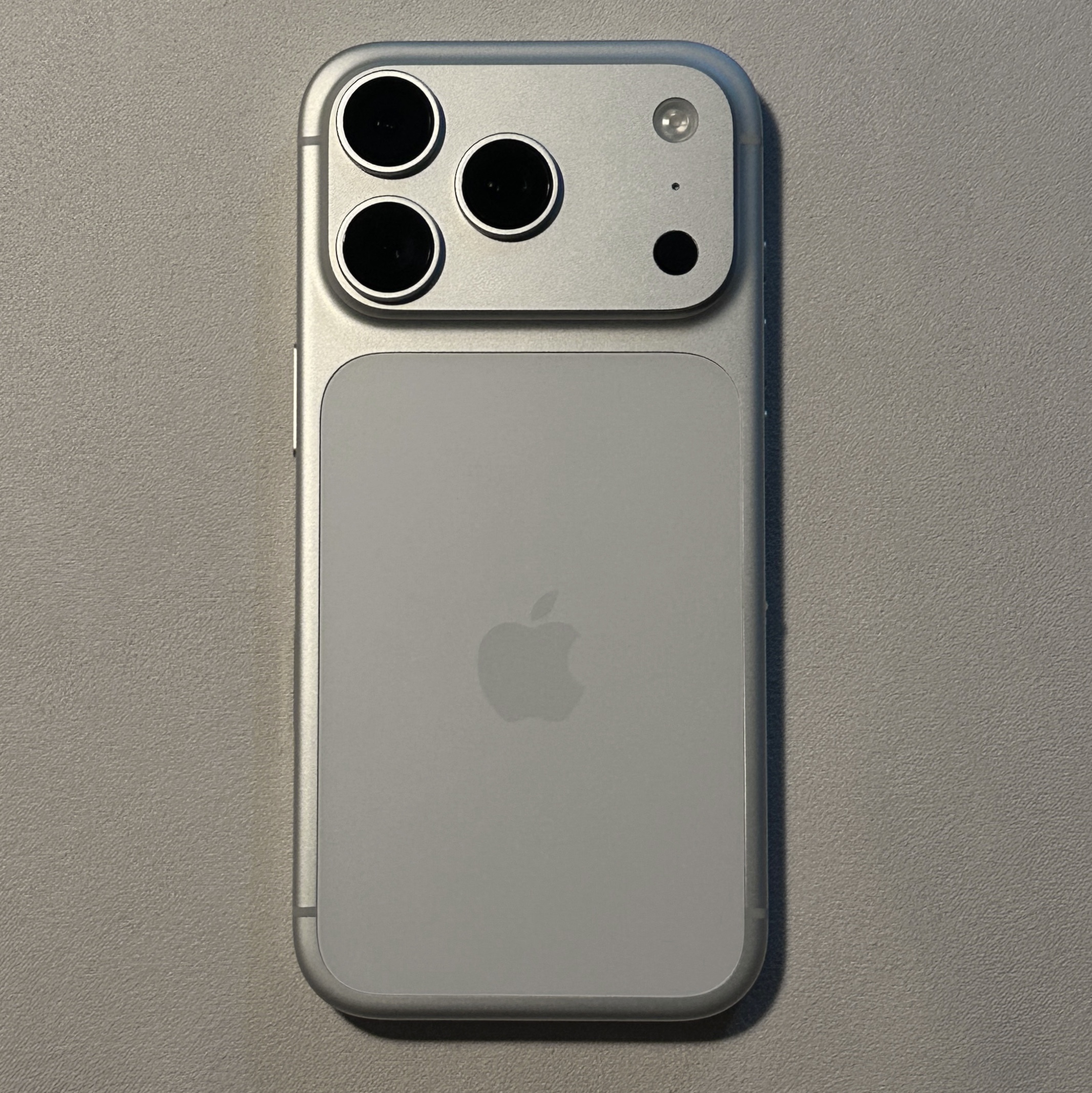 Apple iPhone 17 Pro 256GB Silver 착용 스타일