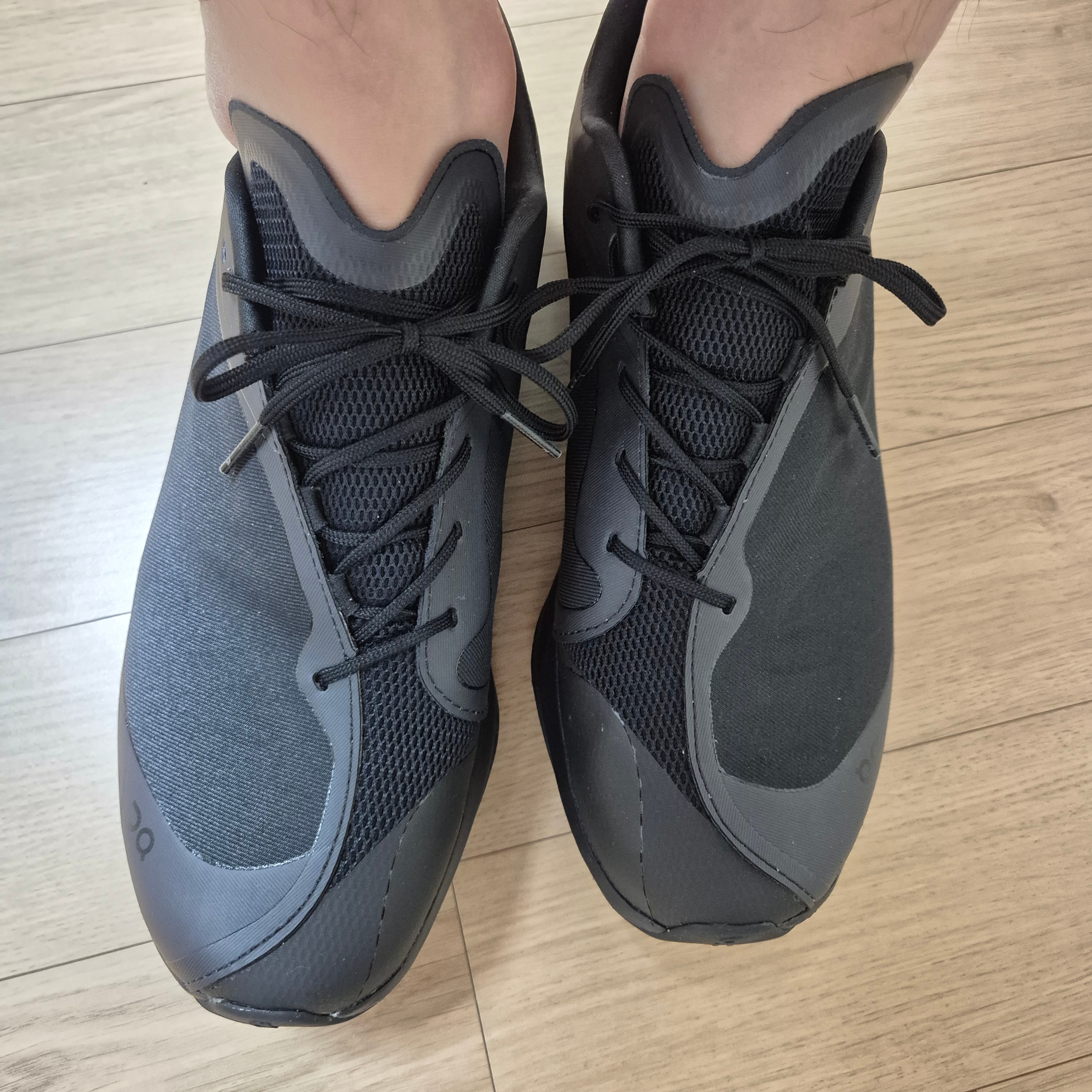 (W) On Running x Post Archive Faction (Paf) Cloudventure Peak All Black 착용 스타일 - 3