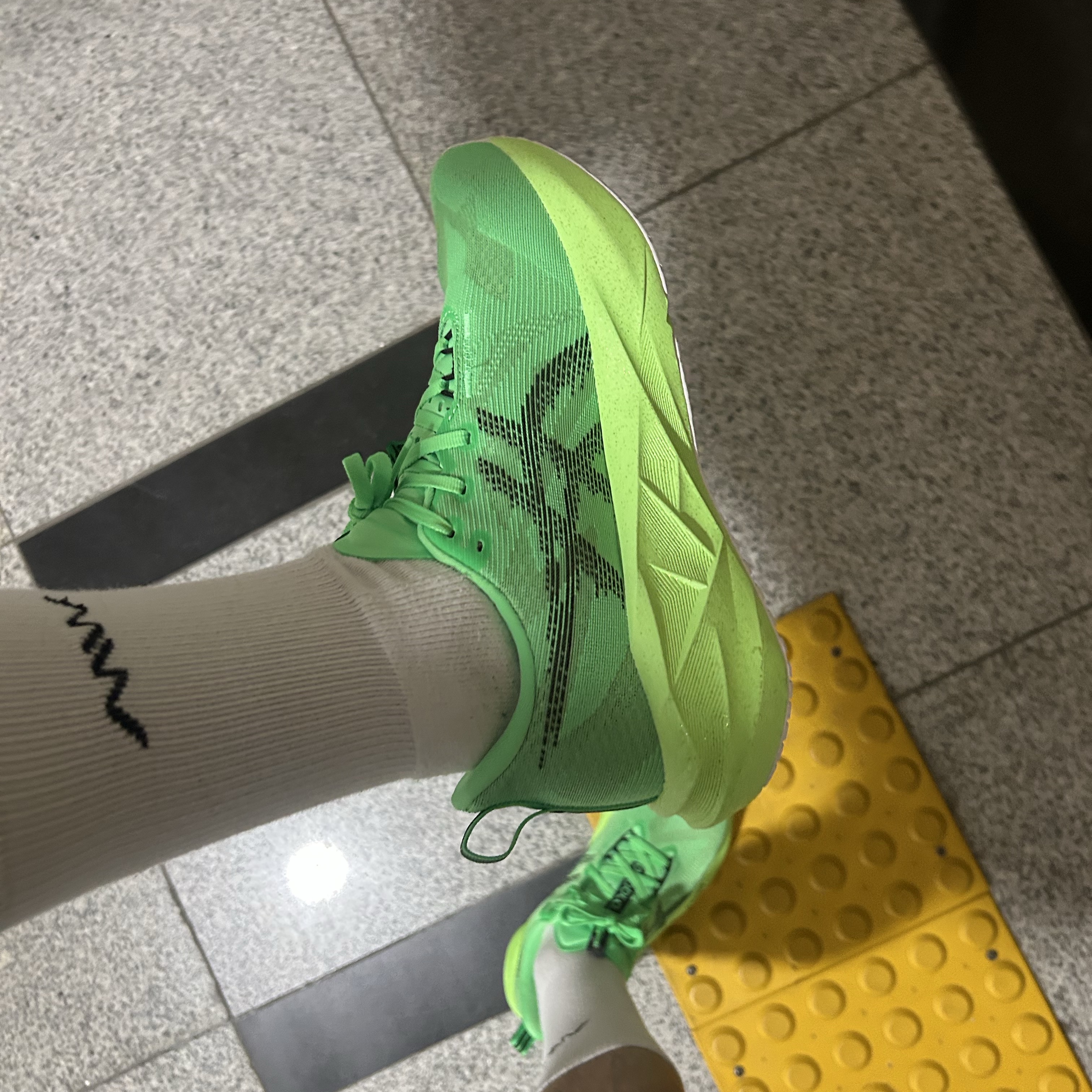 Asics Novablast 5 Ekiden Vital Green Black 착용 스타일 - 3