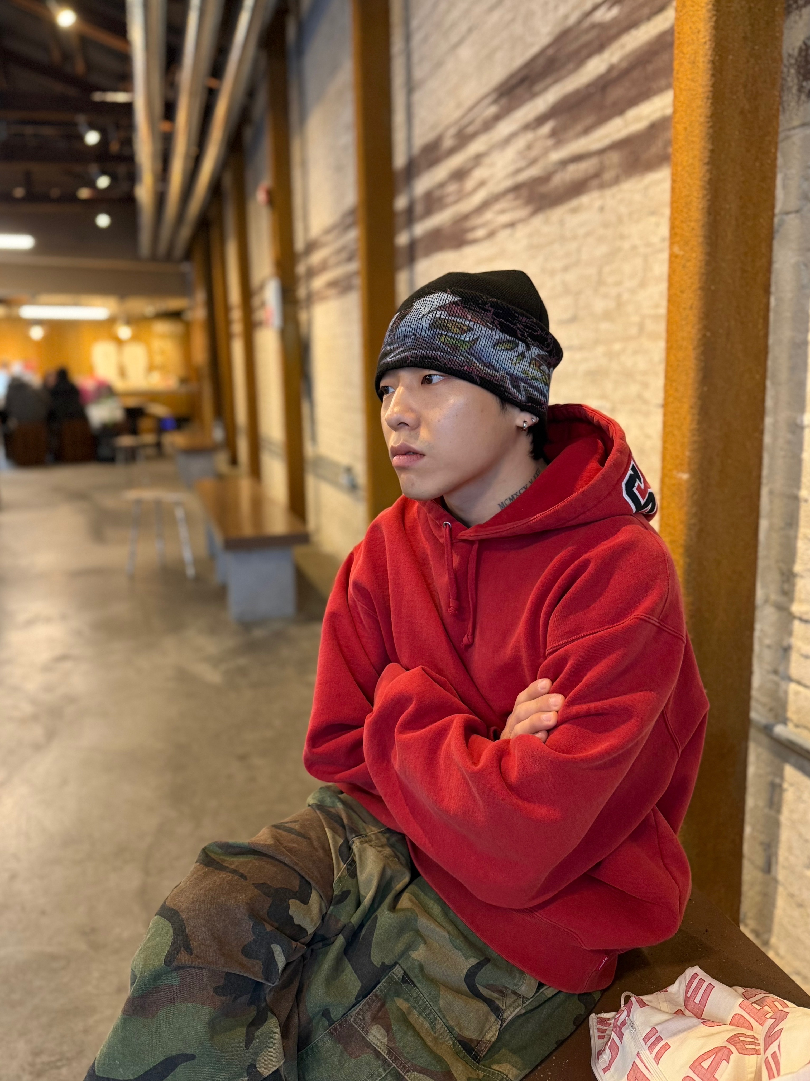 Supreme Tag Beanie Black - 25FW, Supreme Team 94 Hooded Sweatshirt Red - 25SS 착용 스타일