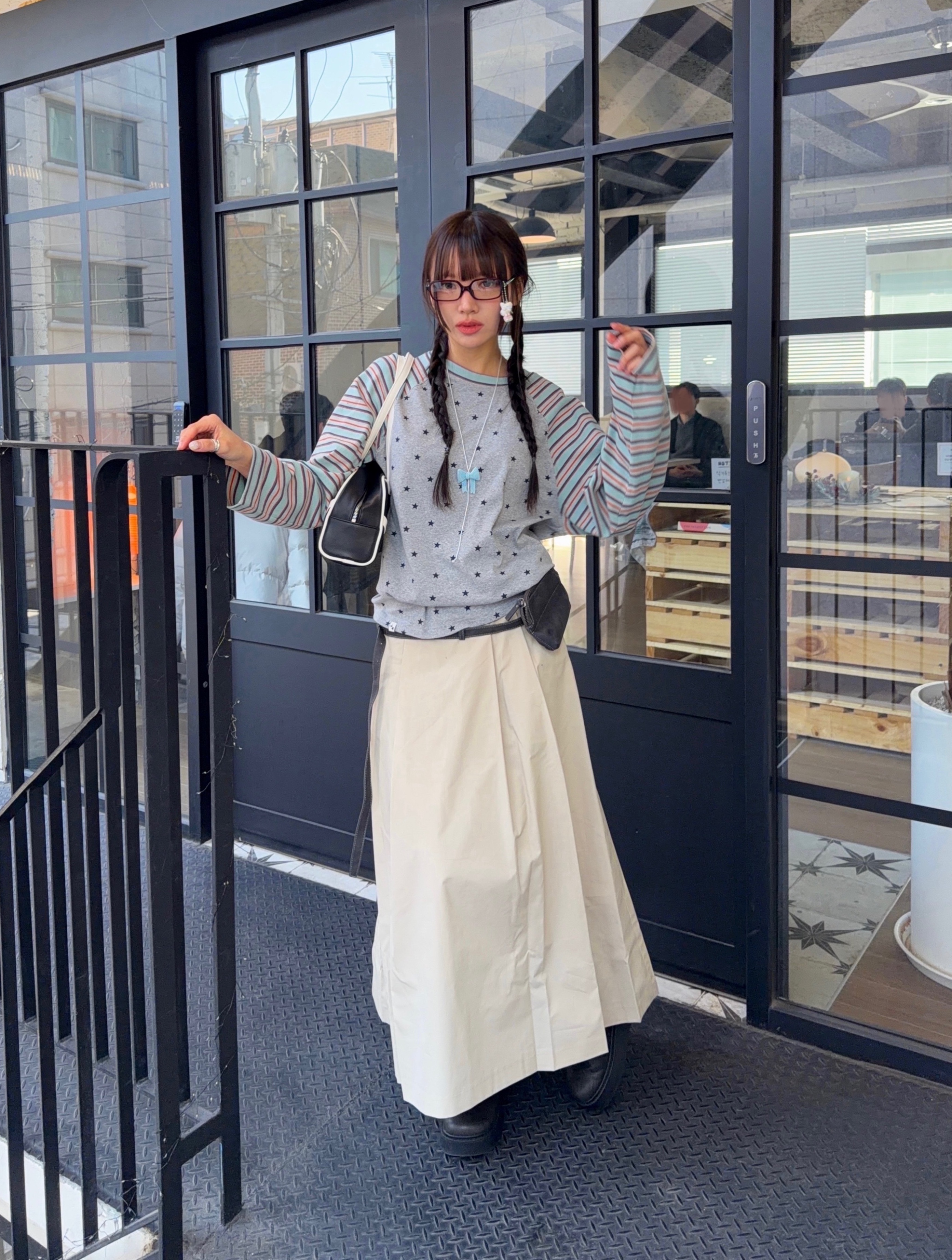 CAVISH Striped Star Raglan LS Tee Grey 착용 스타일 - 3