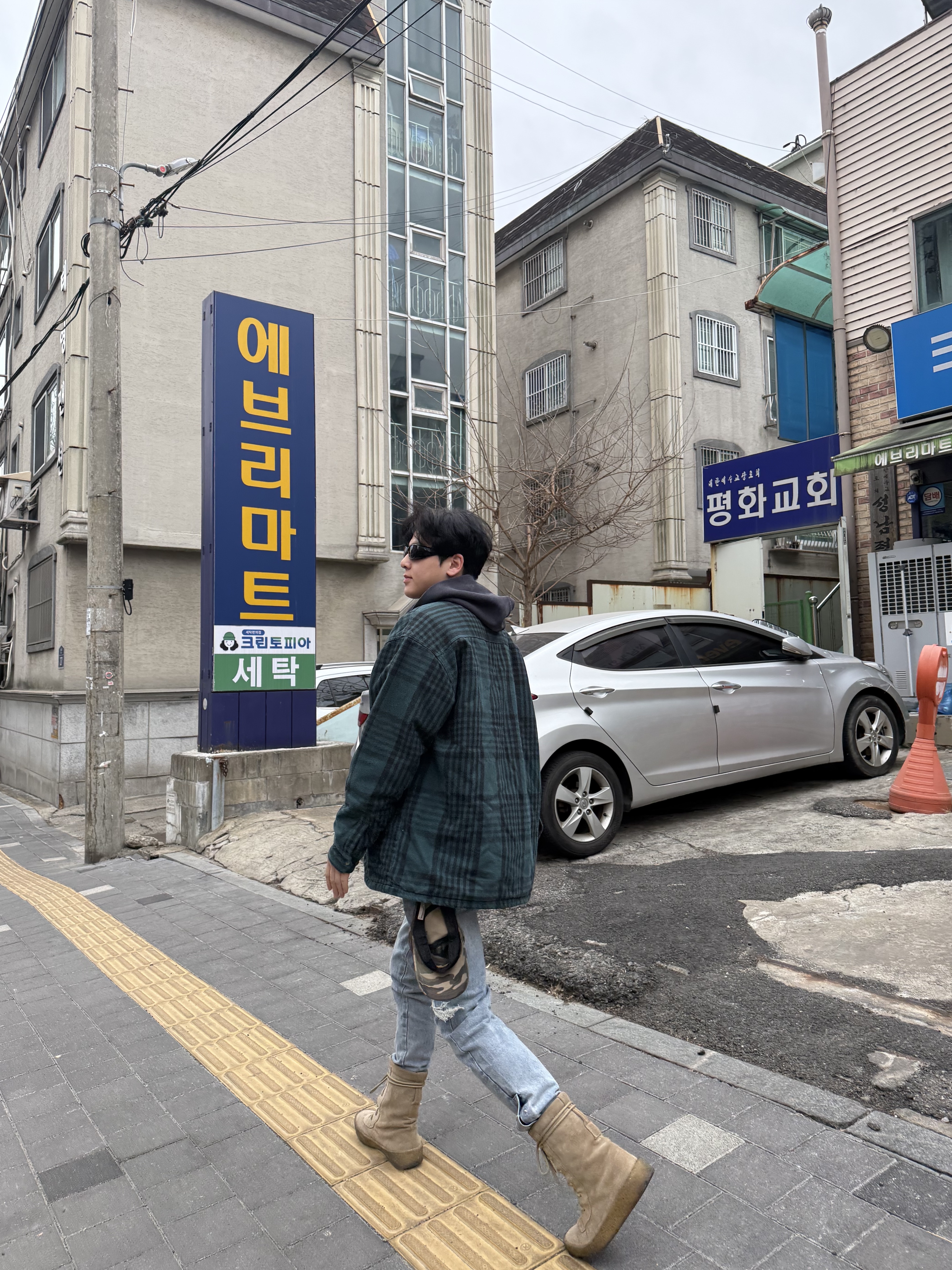 Yeezy YZY Zip-Up Hoodie Poetic Black 착용 스타일 - 2