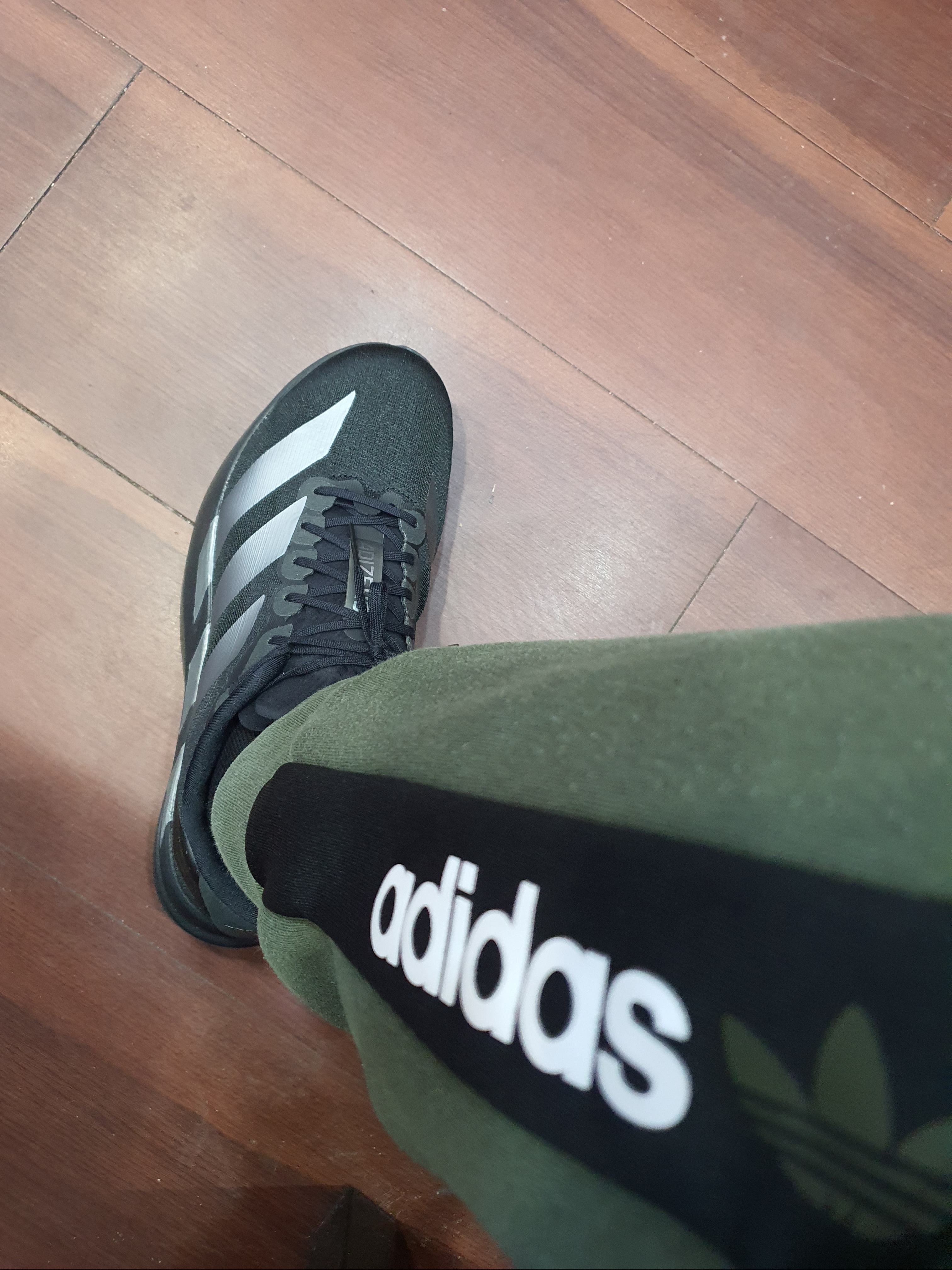 Adidas Adizero EVO SL Core Black Iron Metallic 착용 스타일 - 1