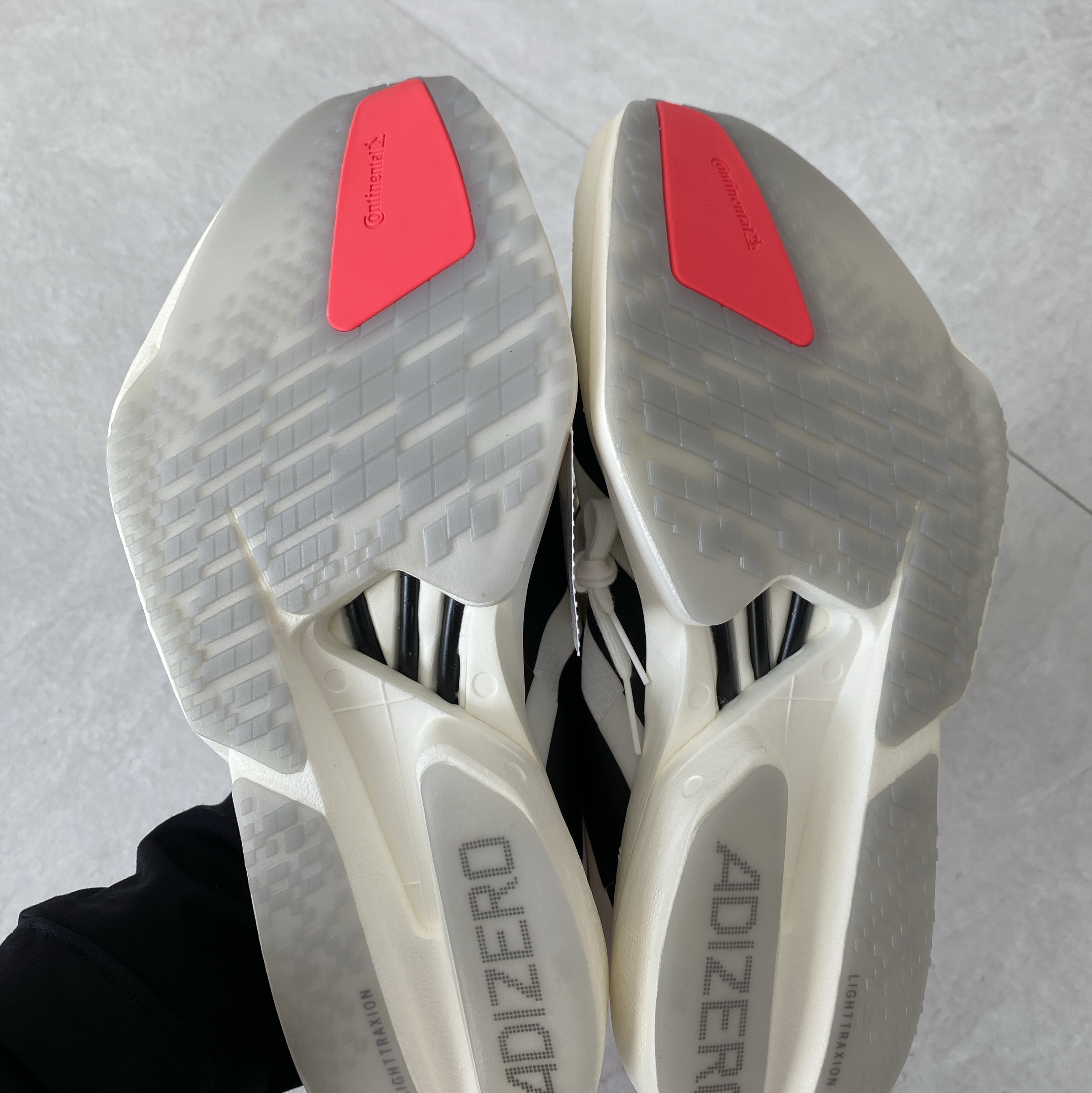 Adidas Adizero Adios Pro 4 Cloud White Core Black 착용 스타일 - 3