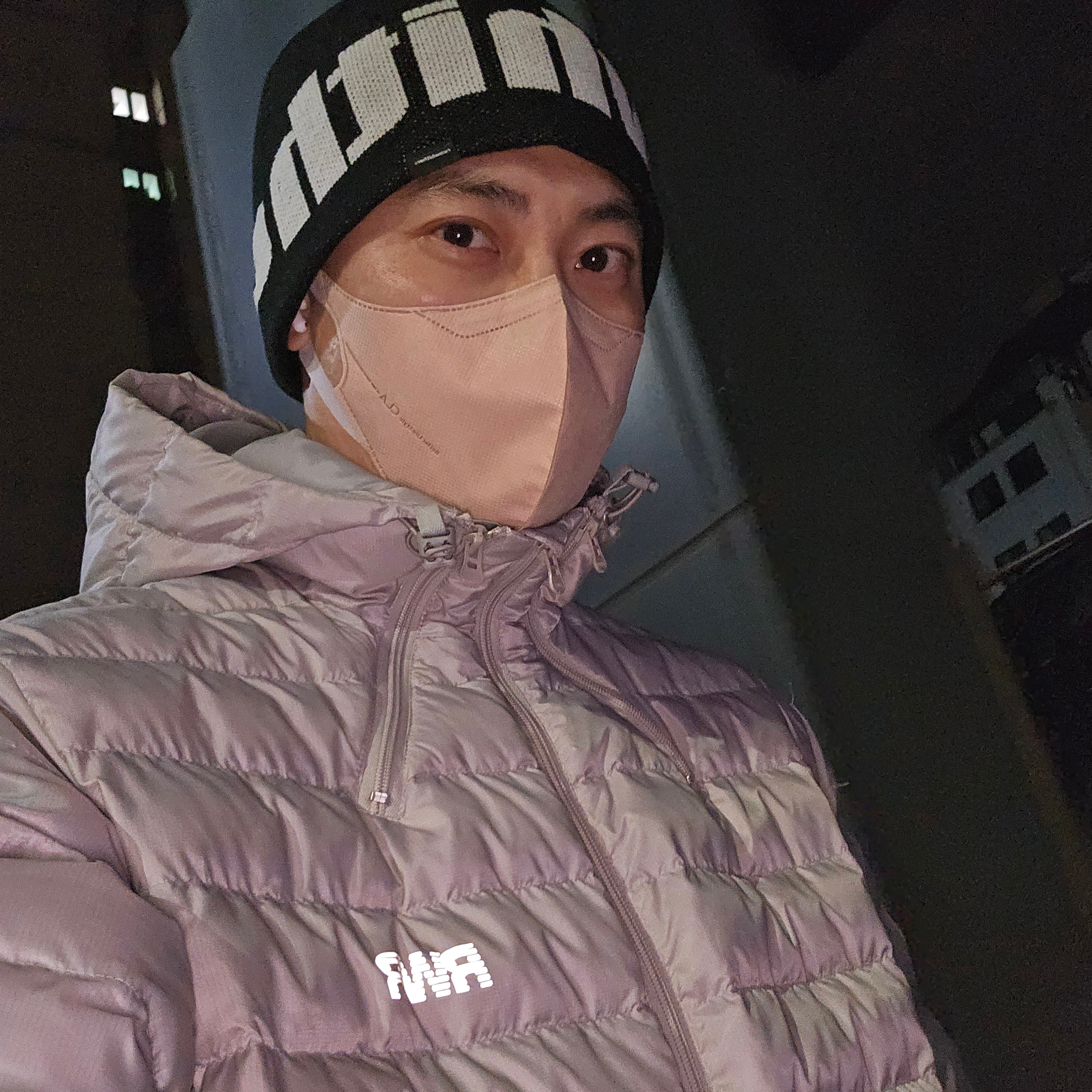 [KREAM 단독] runwhither Lightweight Hoodie Padding Grey, [KREAM 단독] runwhither Logo Beanie Black 착용 스타일 - 1