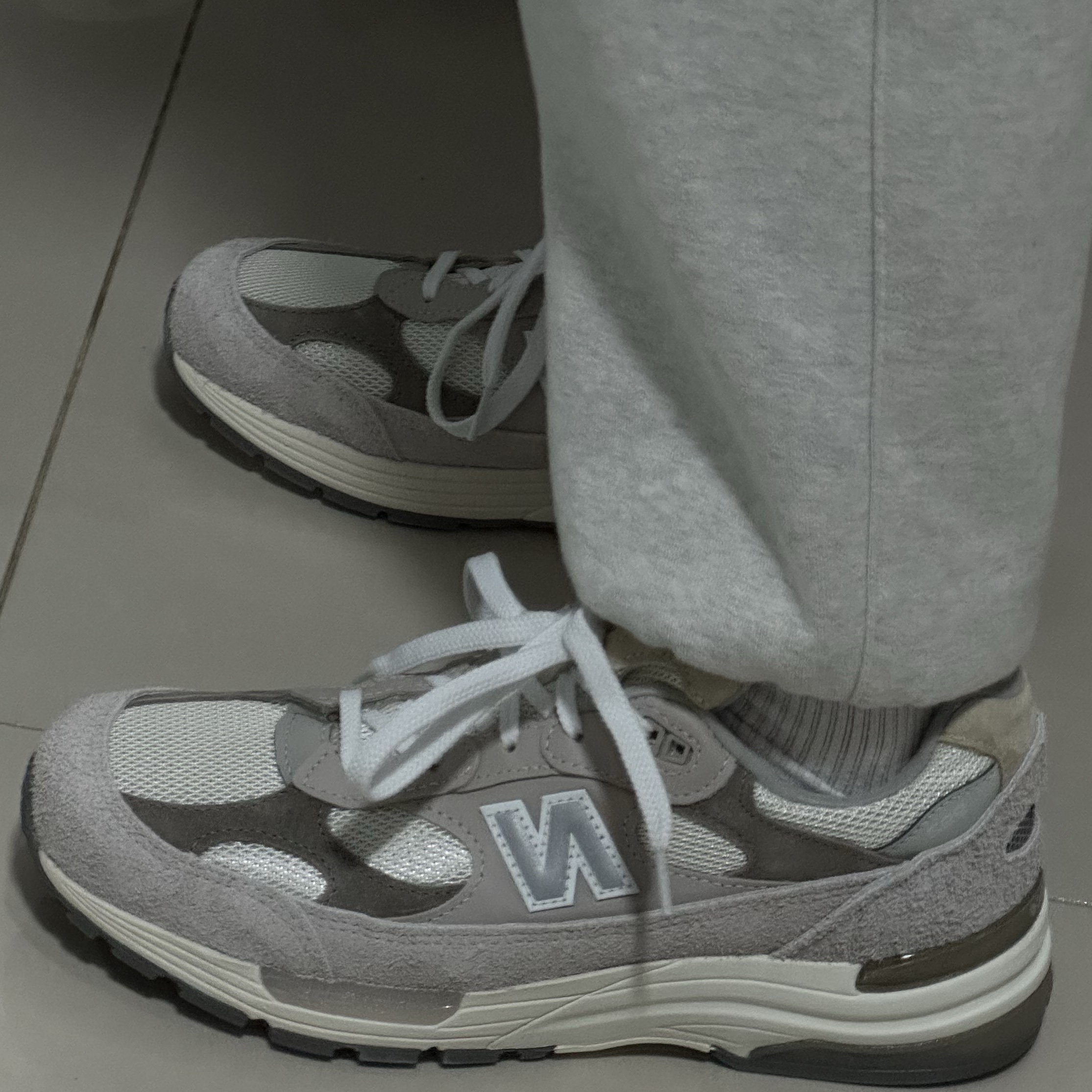 New Balance 992 Made in USA Moonrock Mushroom 착용 스타일 - 2