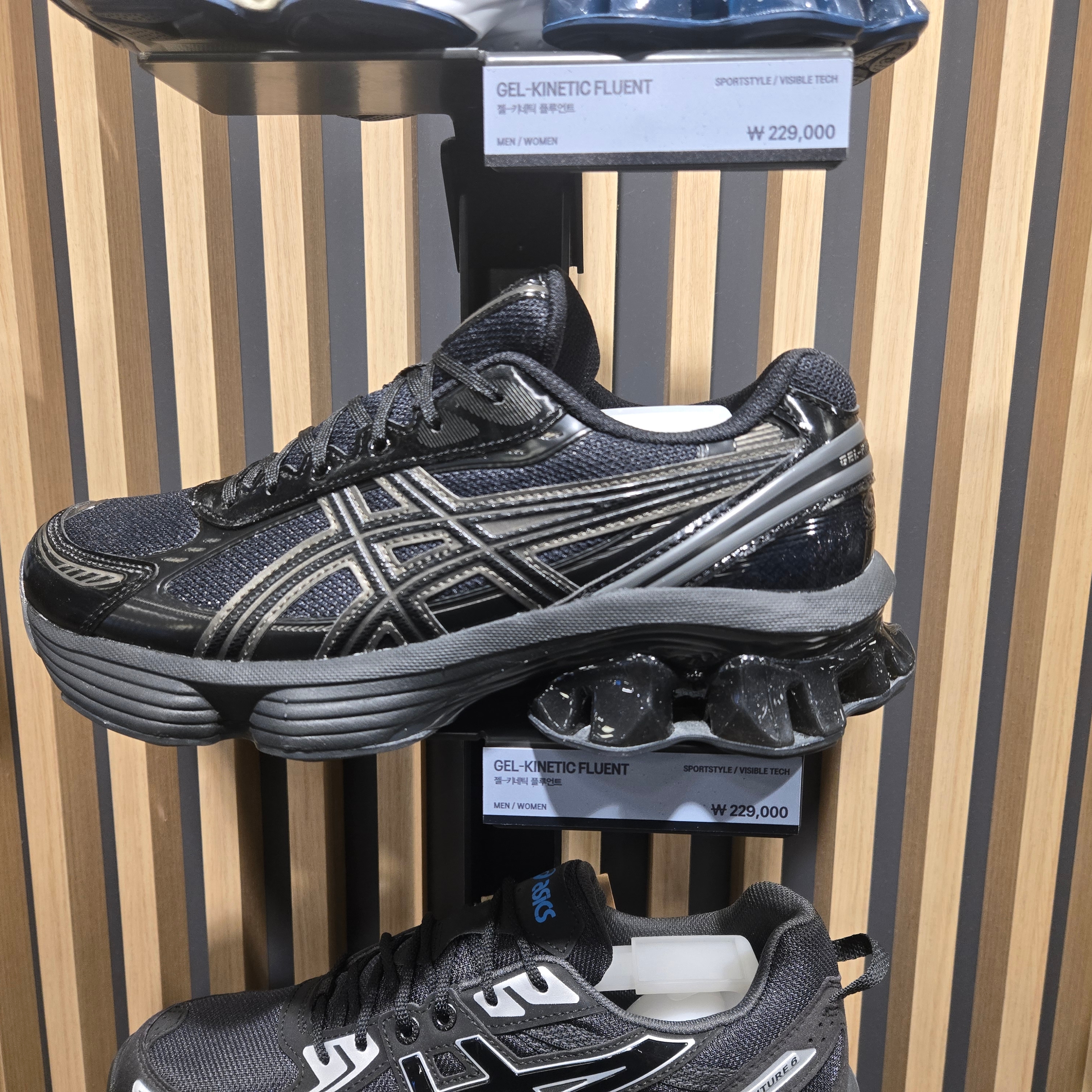 Asics Gel-Kinetic Fluent Black Graphite Grey 착용 스타일