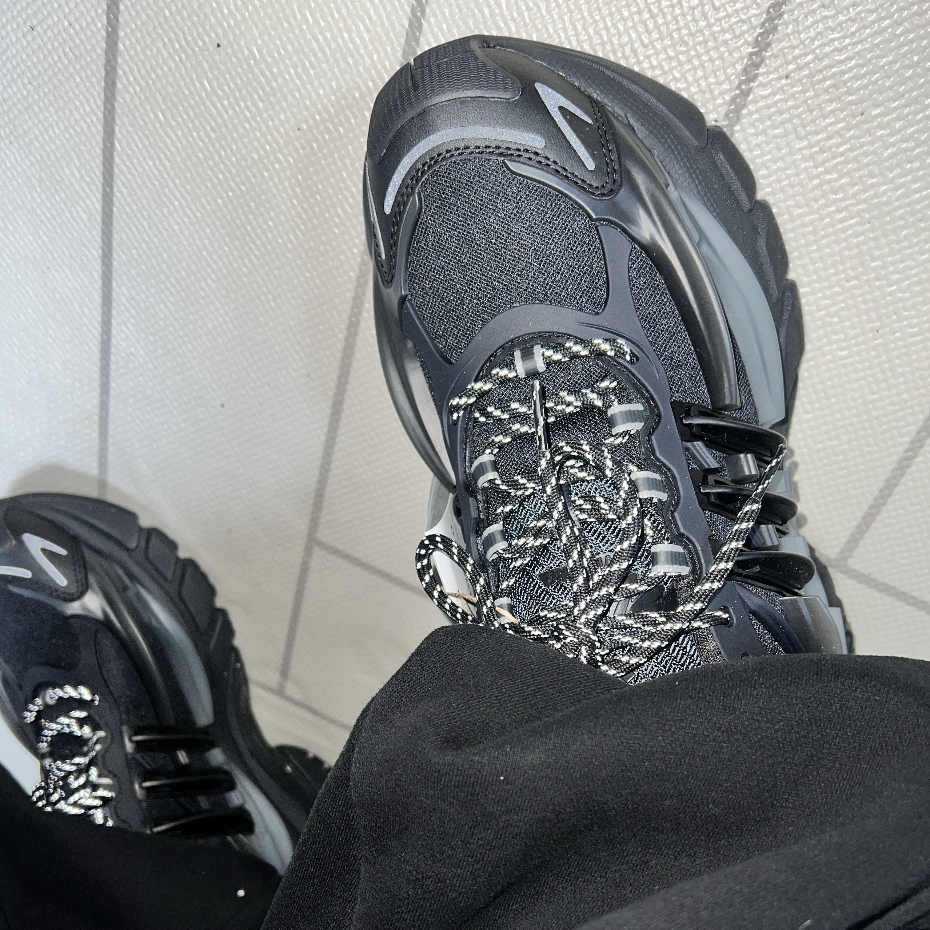Adidas x Pharrell Williams Virginia Adistar Jellyfish Triple Black 착용 스타일