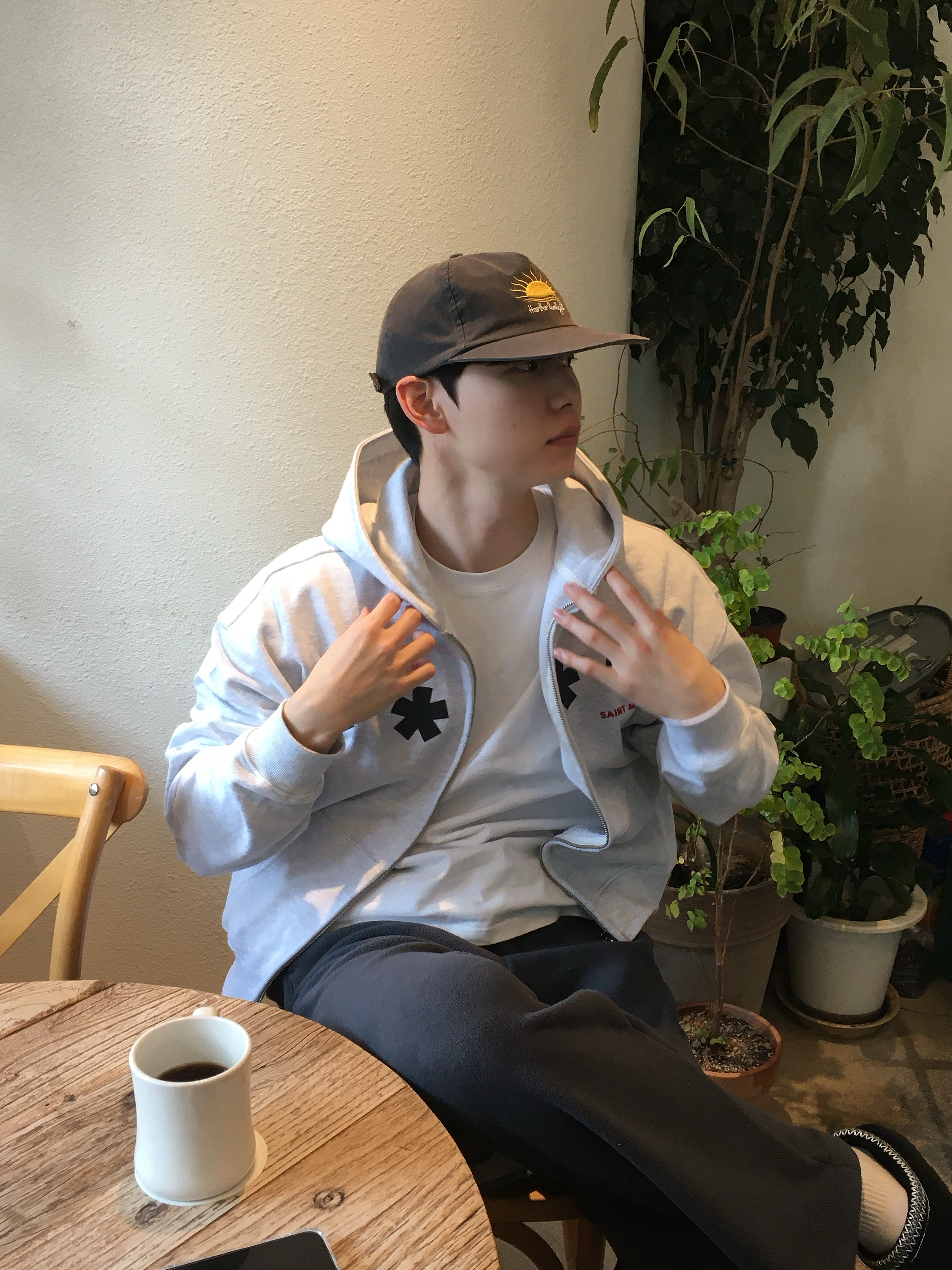 AMOU Square Star Hoodie Zip Up White Melange 착용 스타일 - 3