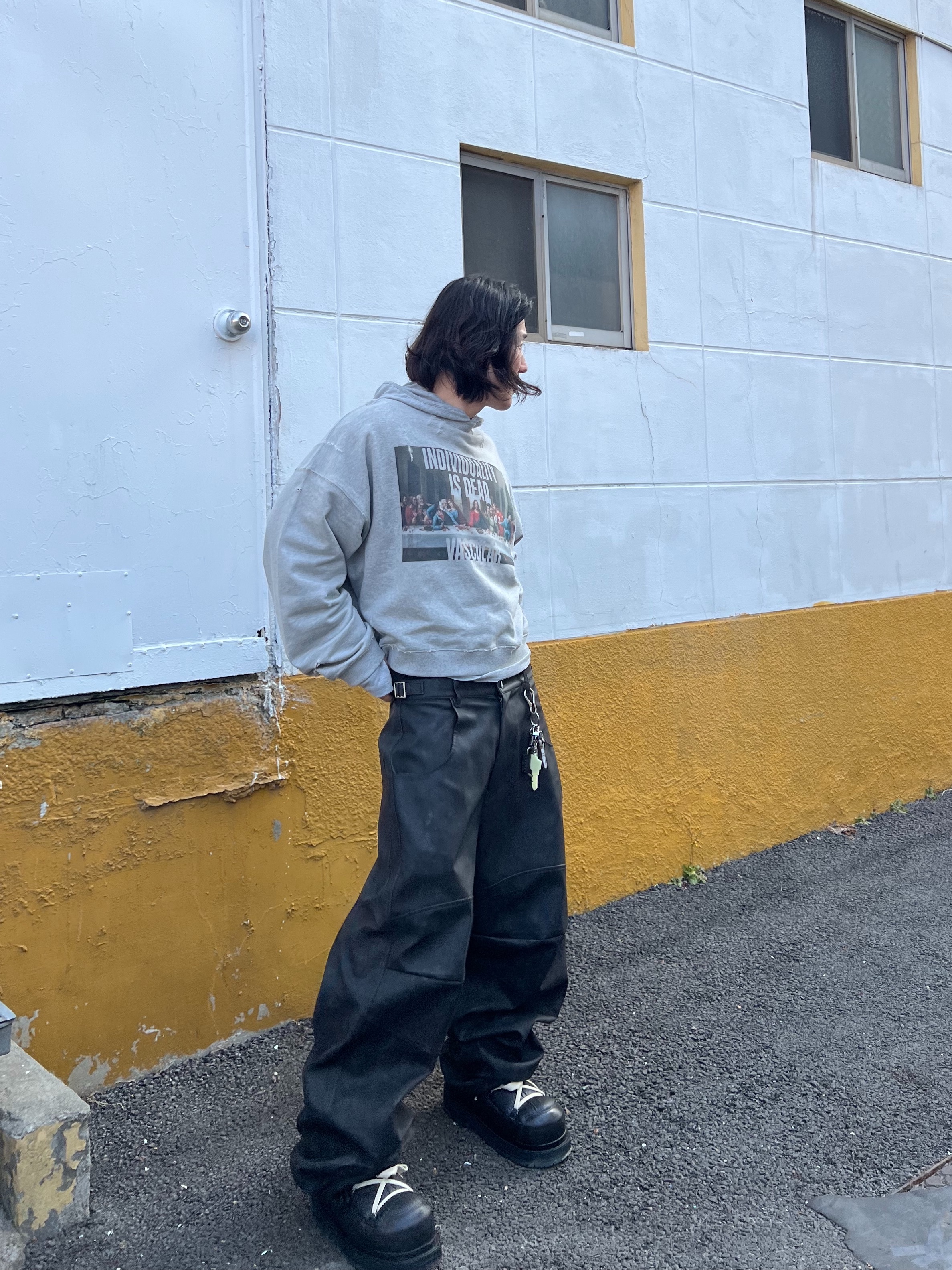 Our Legacy Ladon Brass Keychain Matte Nickel, MJD x Koin Seoul 3D Knee Eco Leather Pants Black 착용 스타일 - 4