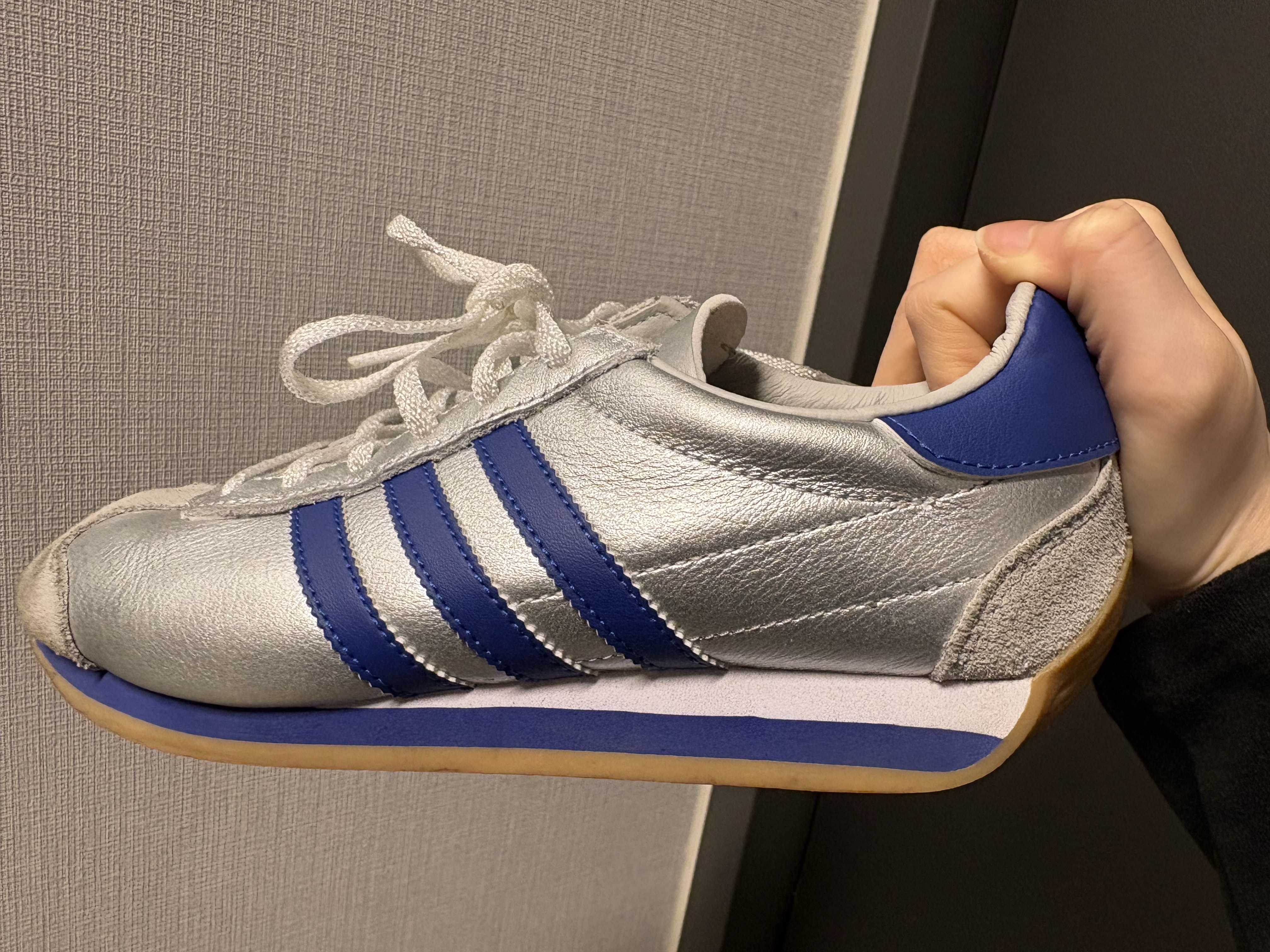 Adidas Country OG Matte Silver Bright Blue 착용 스타일