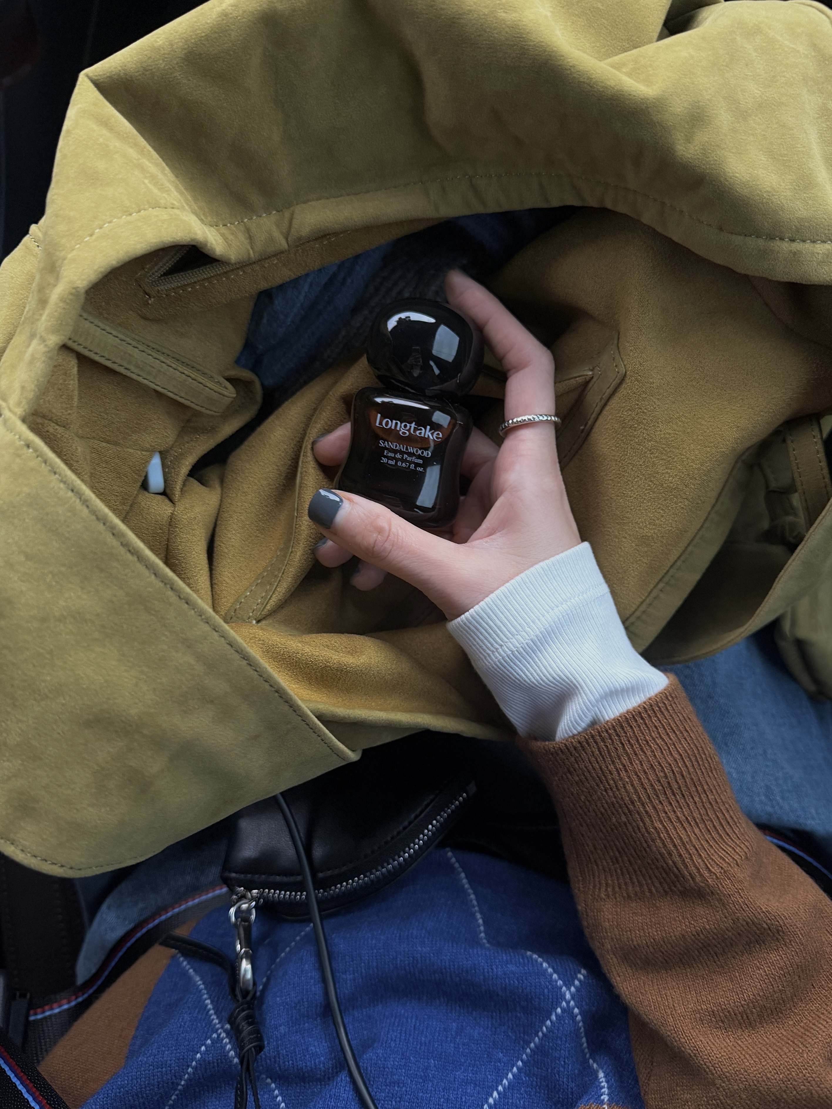 POTE 0007 Layered Pouch Hobo Bag Suede Olive 착용 스타일 - 3