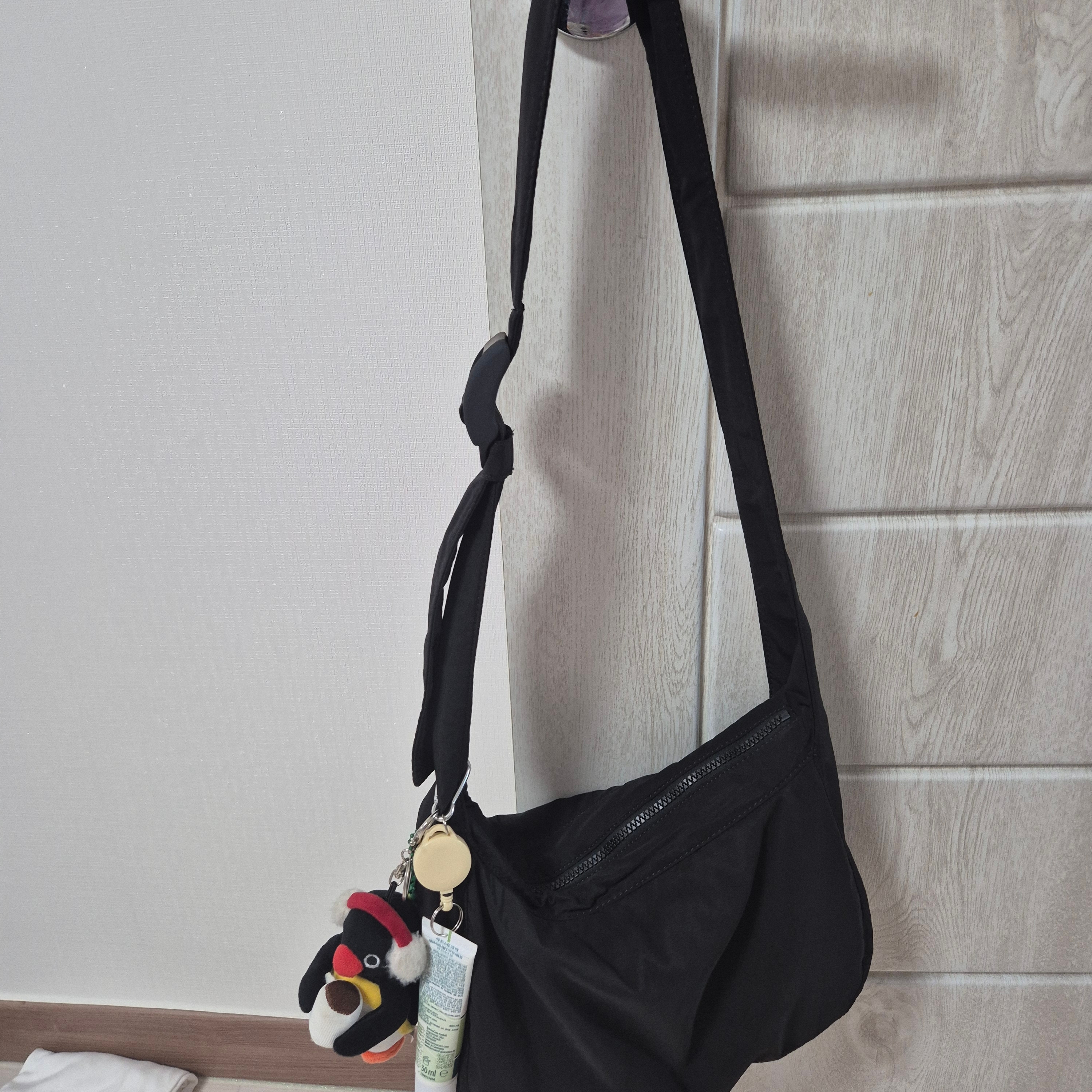 COS Nylon Crossbody Saddle Bag Black 착용 스타일