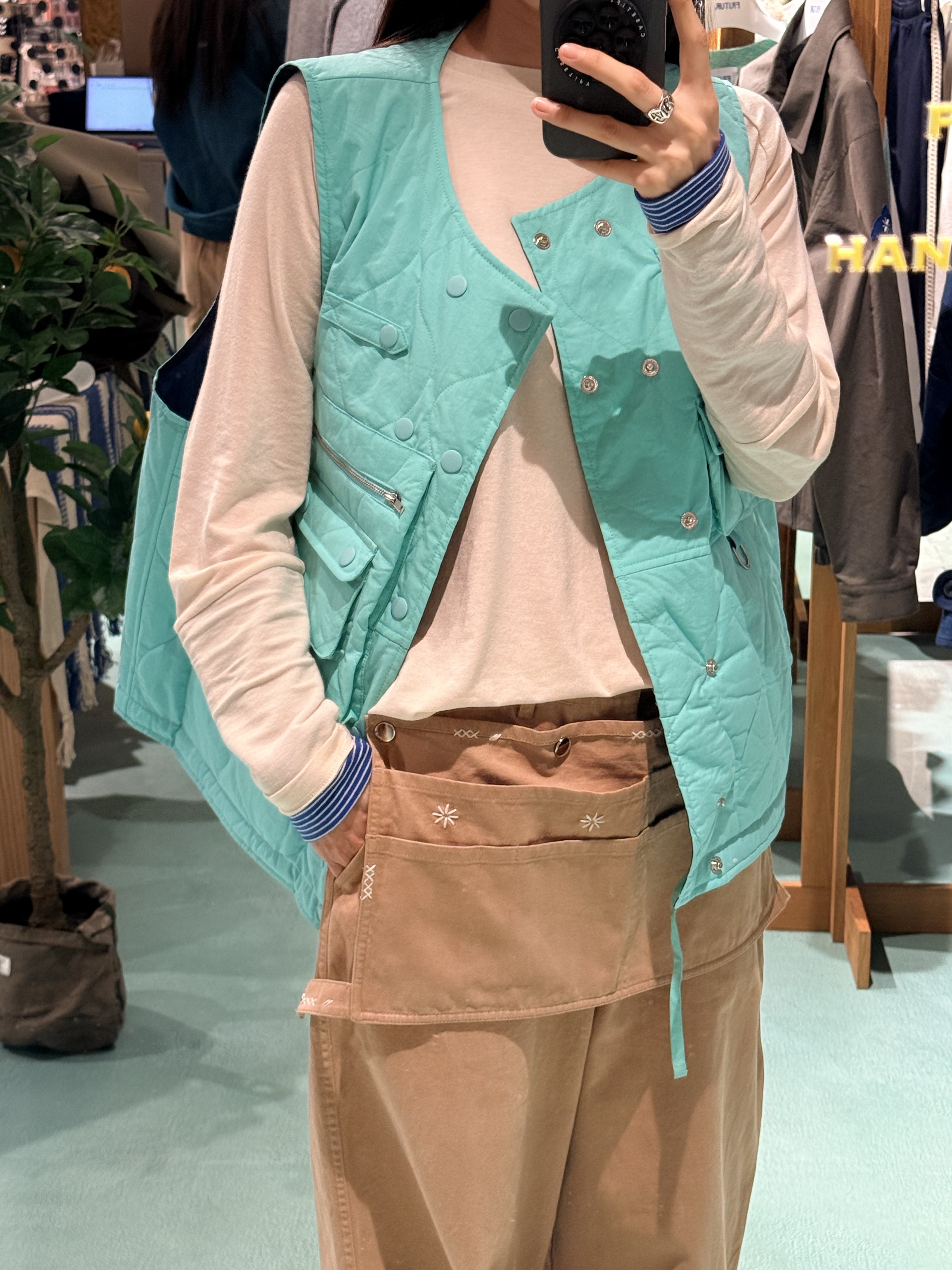 FRITUR Garden Pocket Vest Mint, FRITUR Slim Layered T-shirt Beige 착용 스타일 - 3