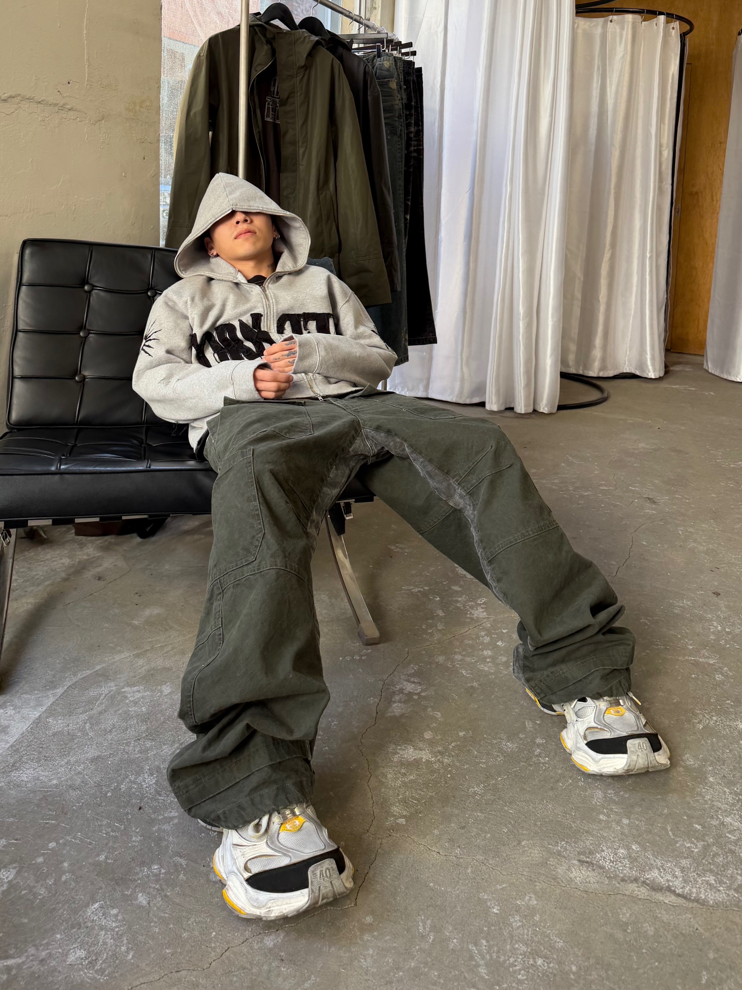 Balenciaga Cargo Sneakers Grey Black Yellow 착용 스타일 - 1