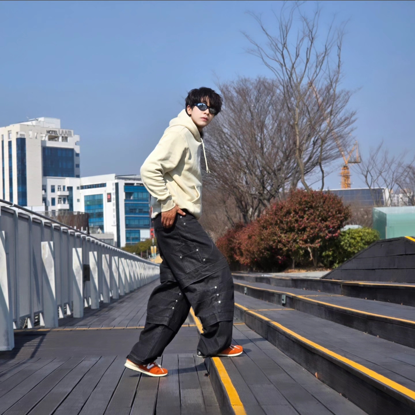 Nike Club Fleece Pullover Hoodie Light Khaki, Flavorism Double Layered Wide Denim Pants Black 착용 스타일 - 1