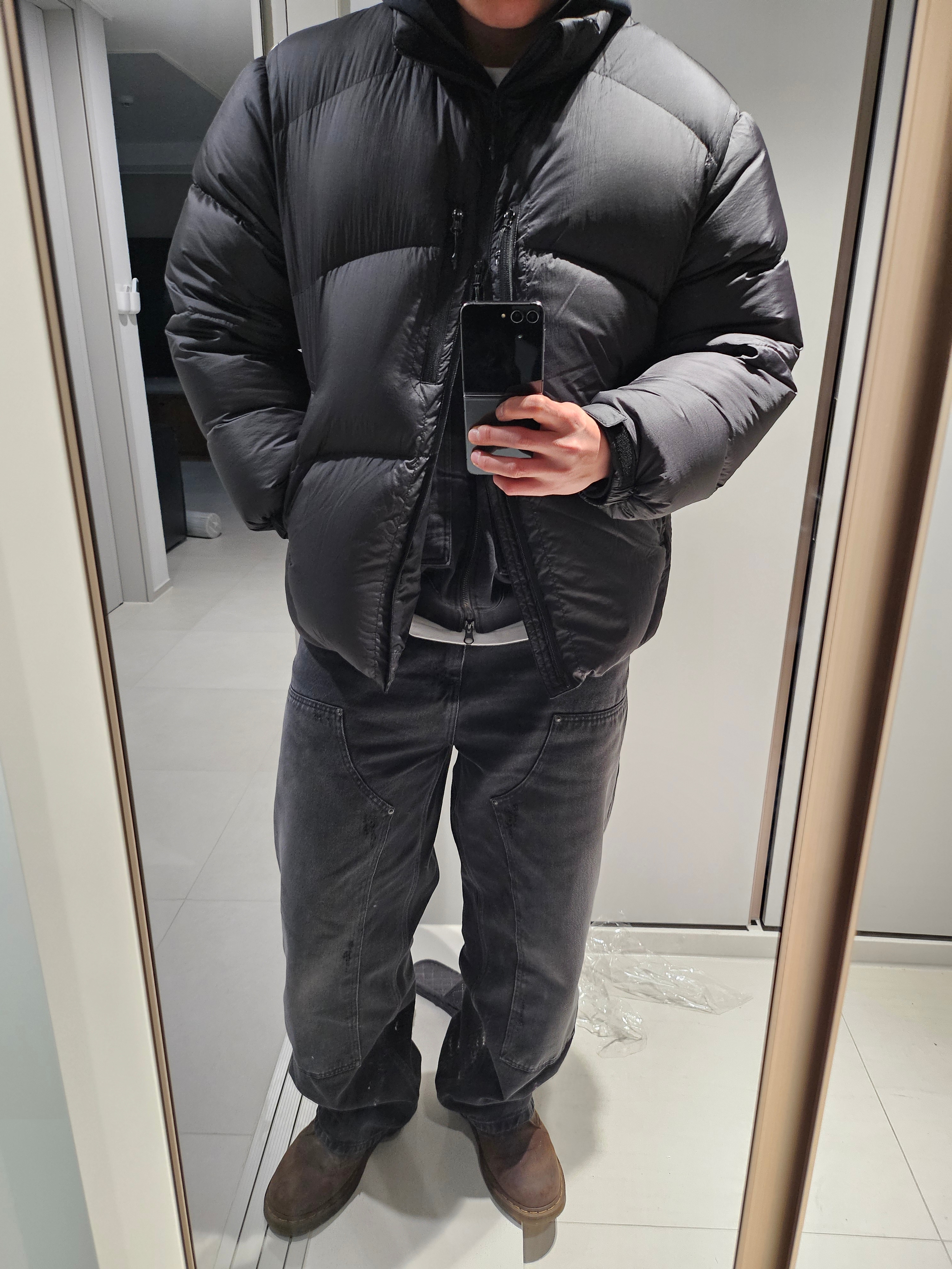 [FW25] moif Shadow Puffer Down Parka Sooty Black, [FW25] moif Baggy Zip Hooded Sweat Black 착용 스타일 - 1