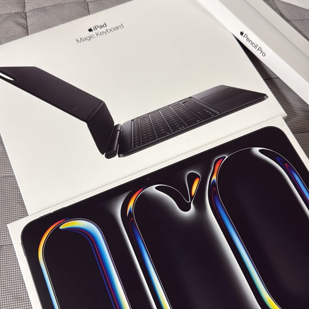 Apple iPad Pro 8th Generation 11-inch M5 Wi-Fi 512GB Standard Glass Space Black (Korean Ver.), Apple Magic Keyboard for iPad Pro 11-inch Black (Korean Ver.) 착용 스타일