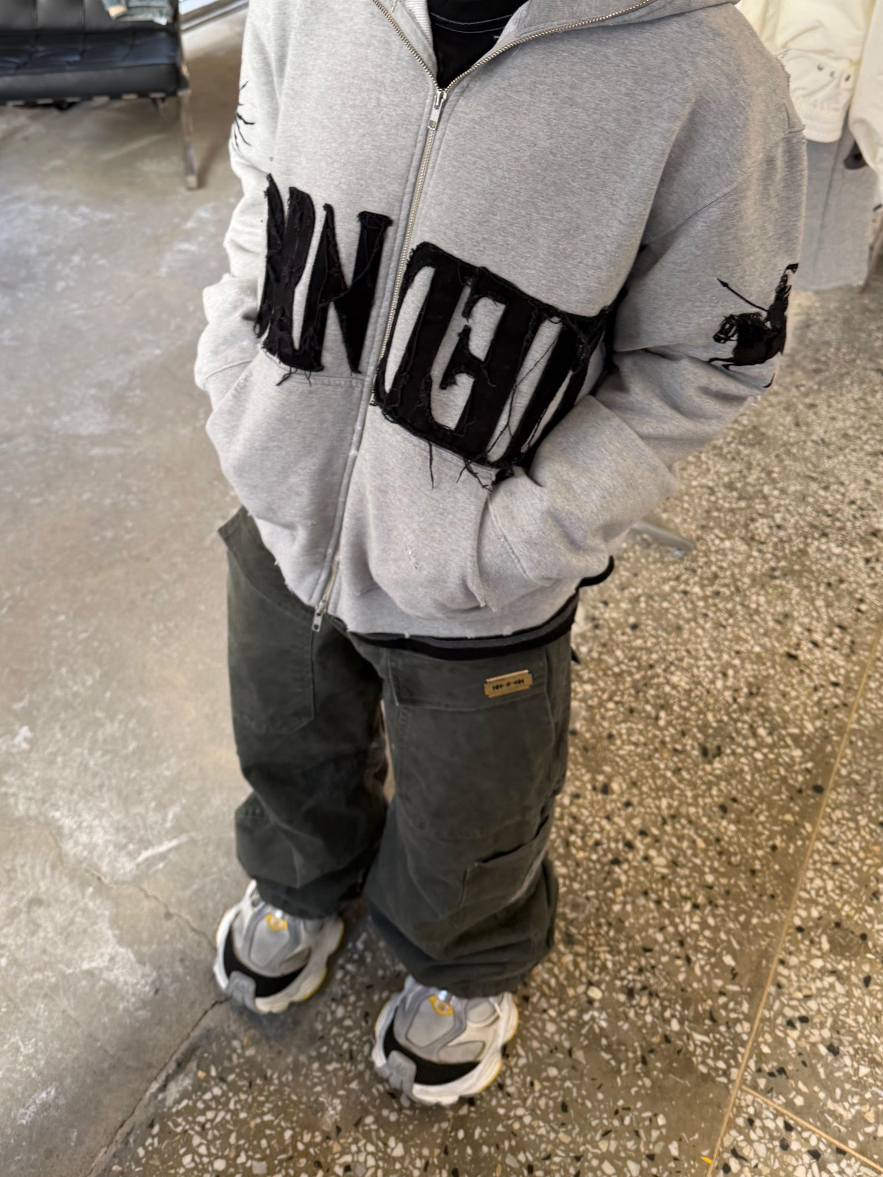 Balenciaga Cargo Sneakers Grey Black Yellow 착용 스타일 - 6
