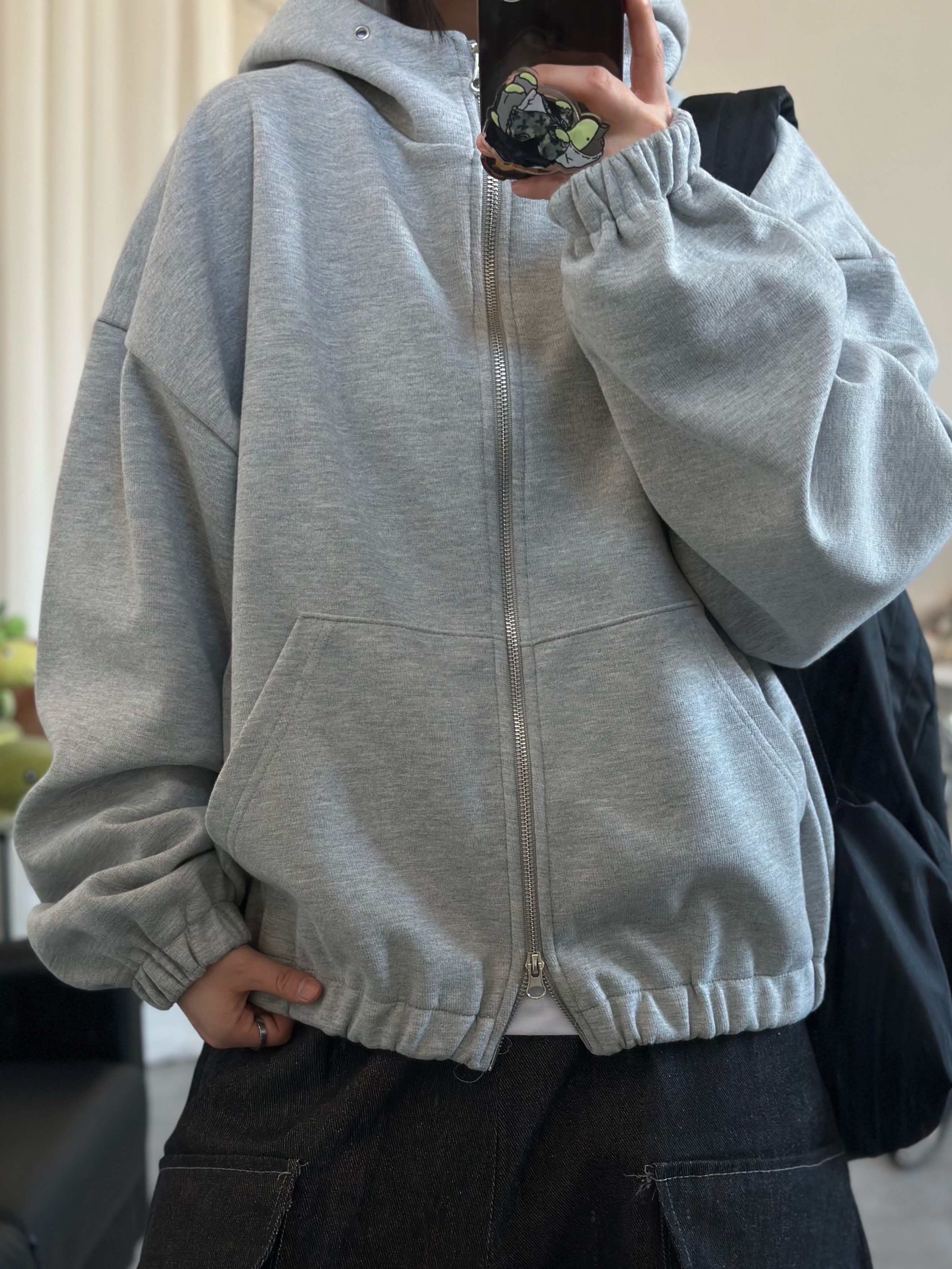 Beats Solo 4 Wireless On Ear Headphone Matt Black (Korean Ver.), Stussy Canvas Side Pouch Washed Black 착용 스타일 - 2