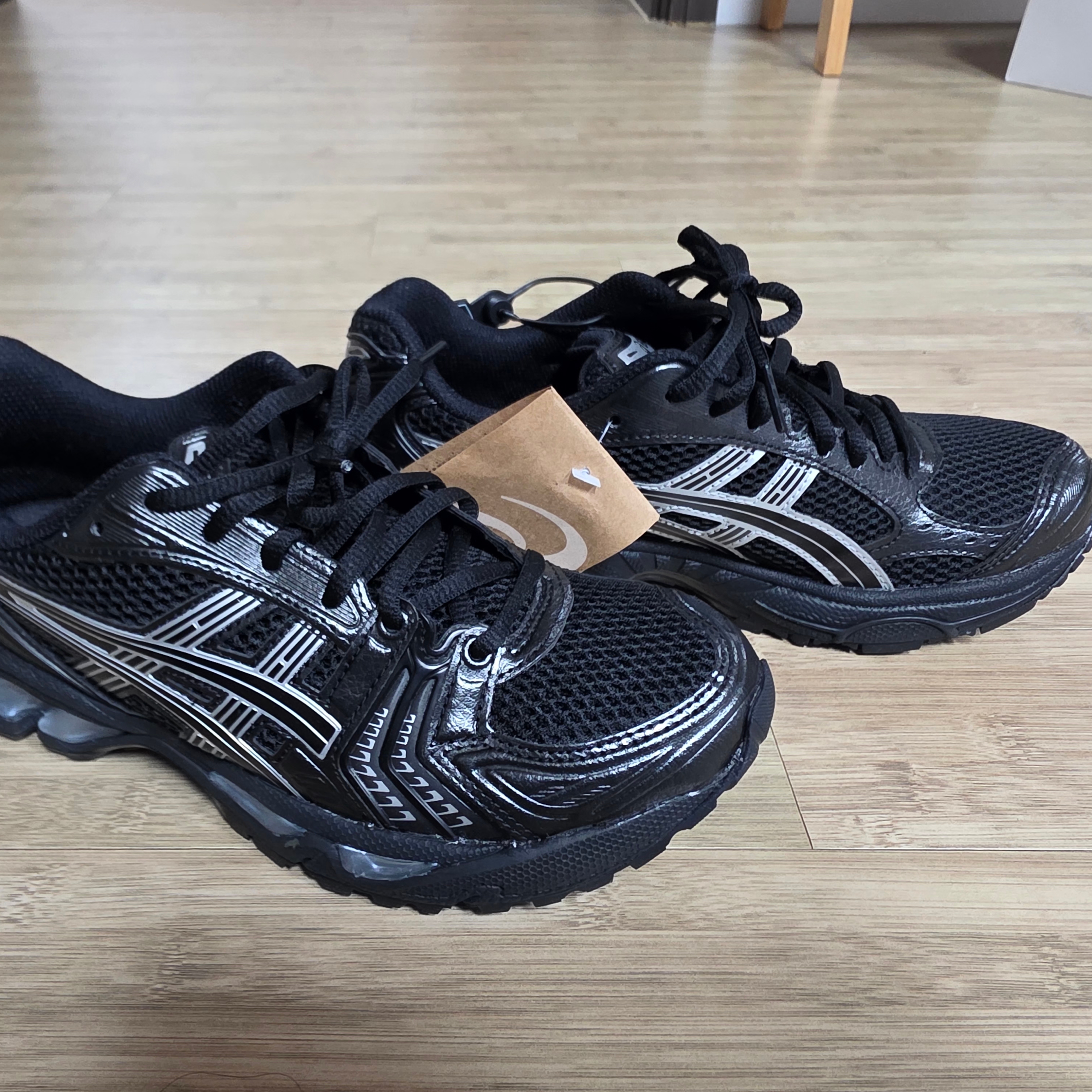 Asics Gel-Kayano 14 Black Pure Silver 착용 스타일 - 2