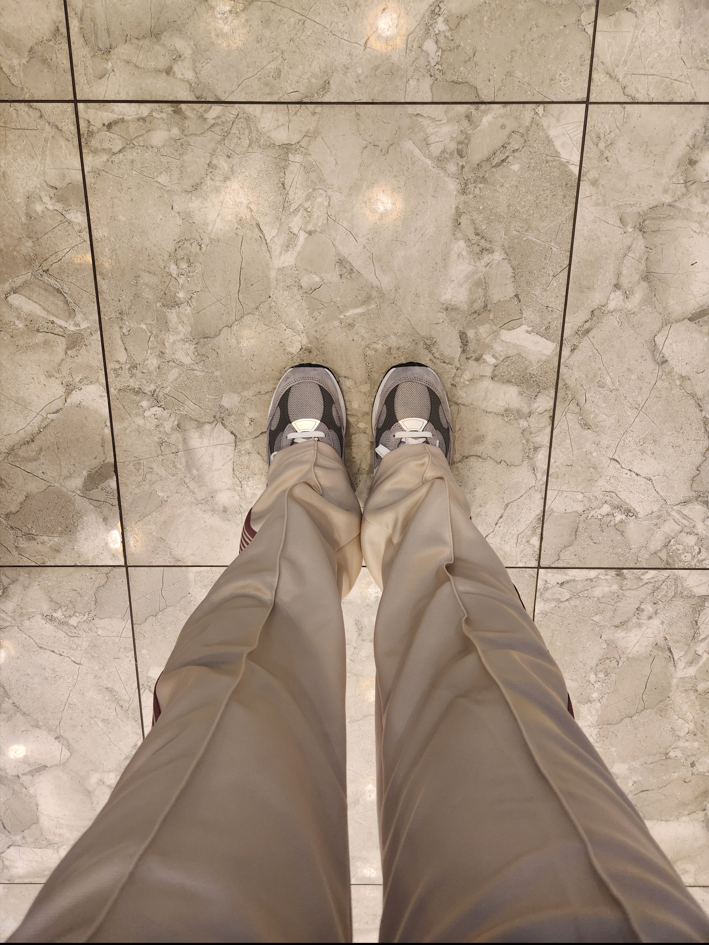 Needles Track Pants Poly Smooth Ivory, New Balance 992 Made in USA Core Grey Silver Metallic 착용 스타일
