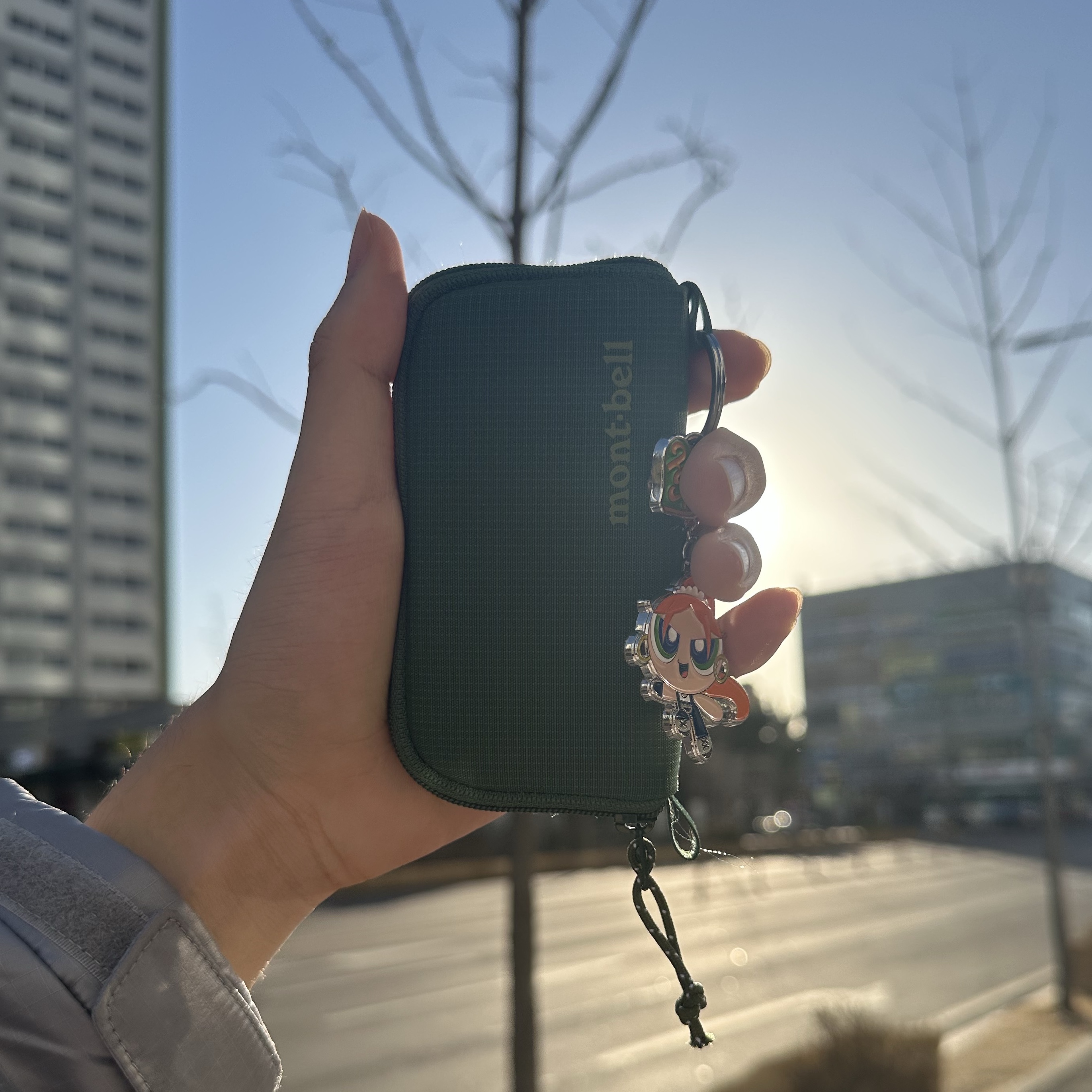 Montbell Mini Zip Wallet Green 착용 스타일
