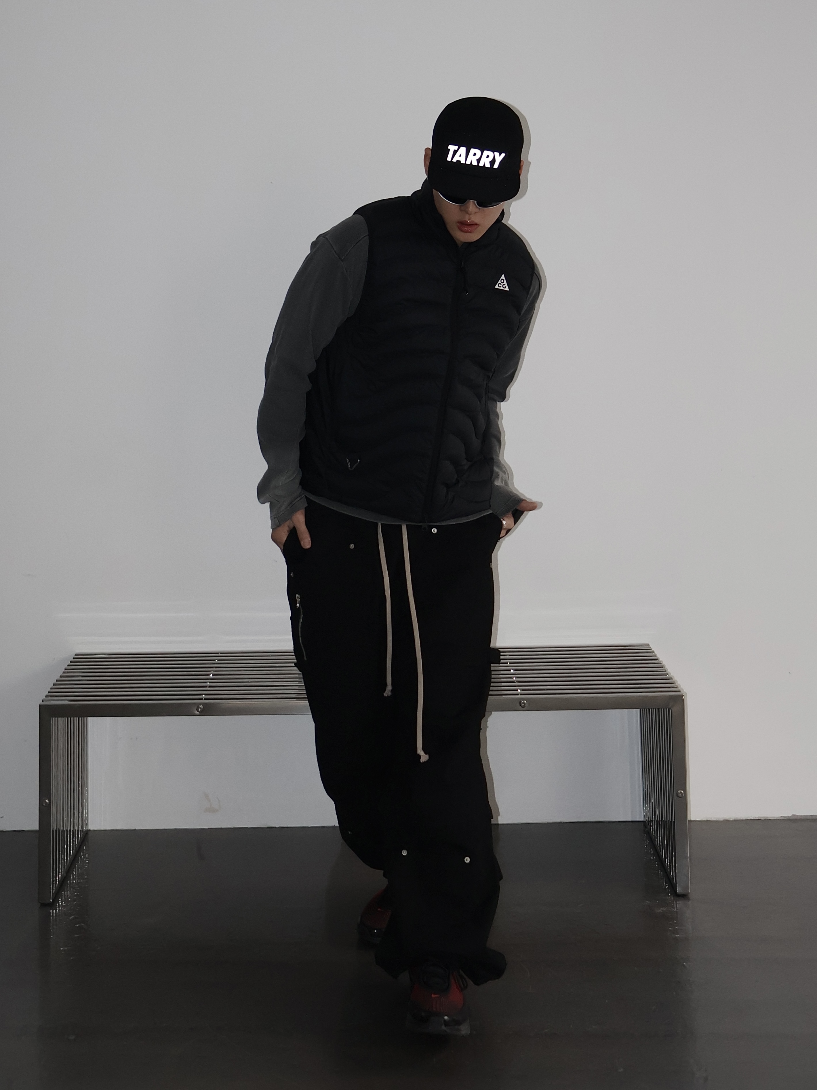 Nike Air Max Dn Essential Black Bright Crimson 착용 스타일 - 1
