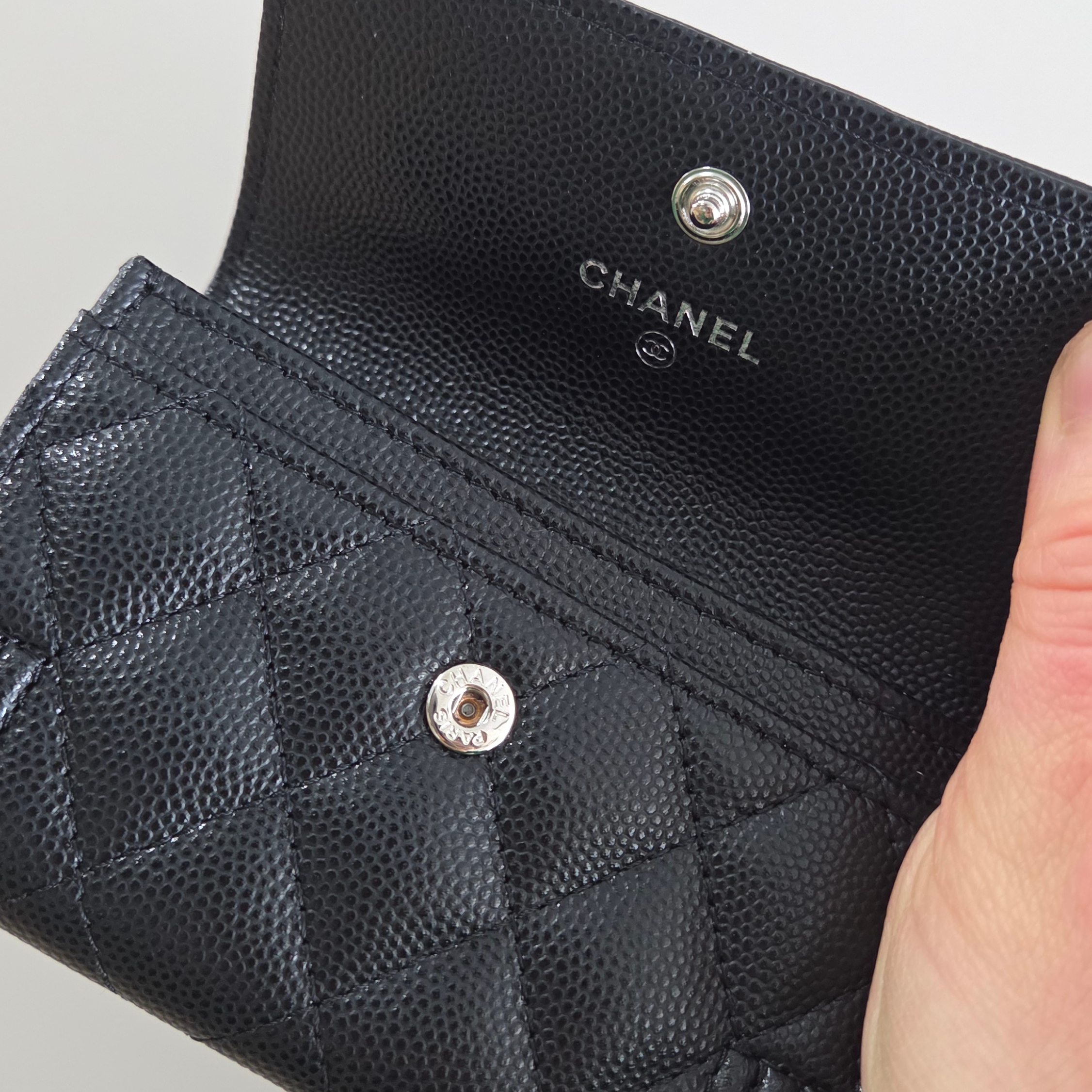 Chanel Boy Chanel Flap Card Holder Grained Calfskin & Ruthenium Black 착용 스타일 - 2