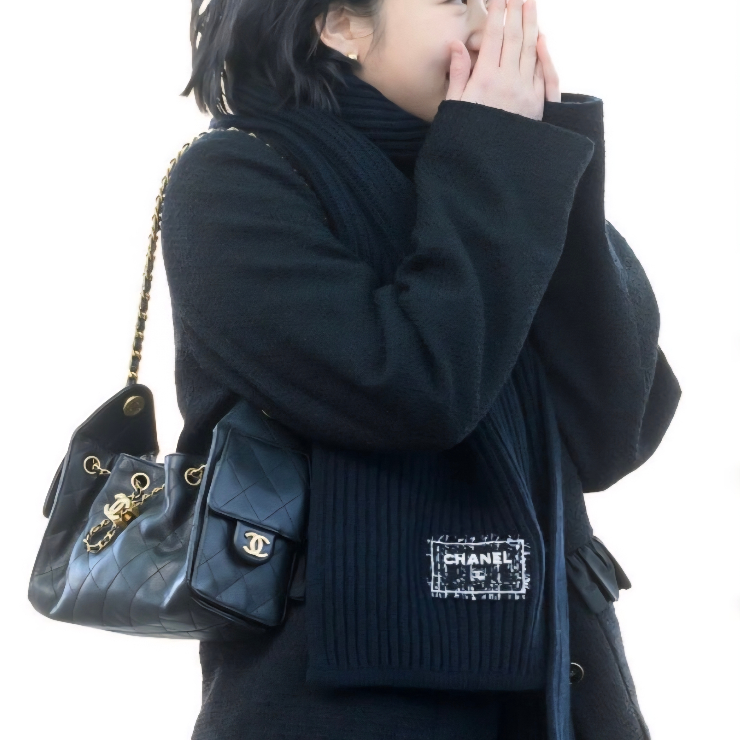 Chanel 25 Mini Bag Grained Calfskin & Gold Black 착용 스타일 - 4