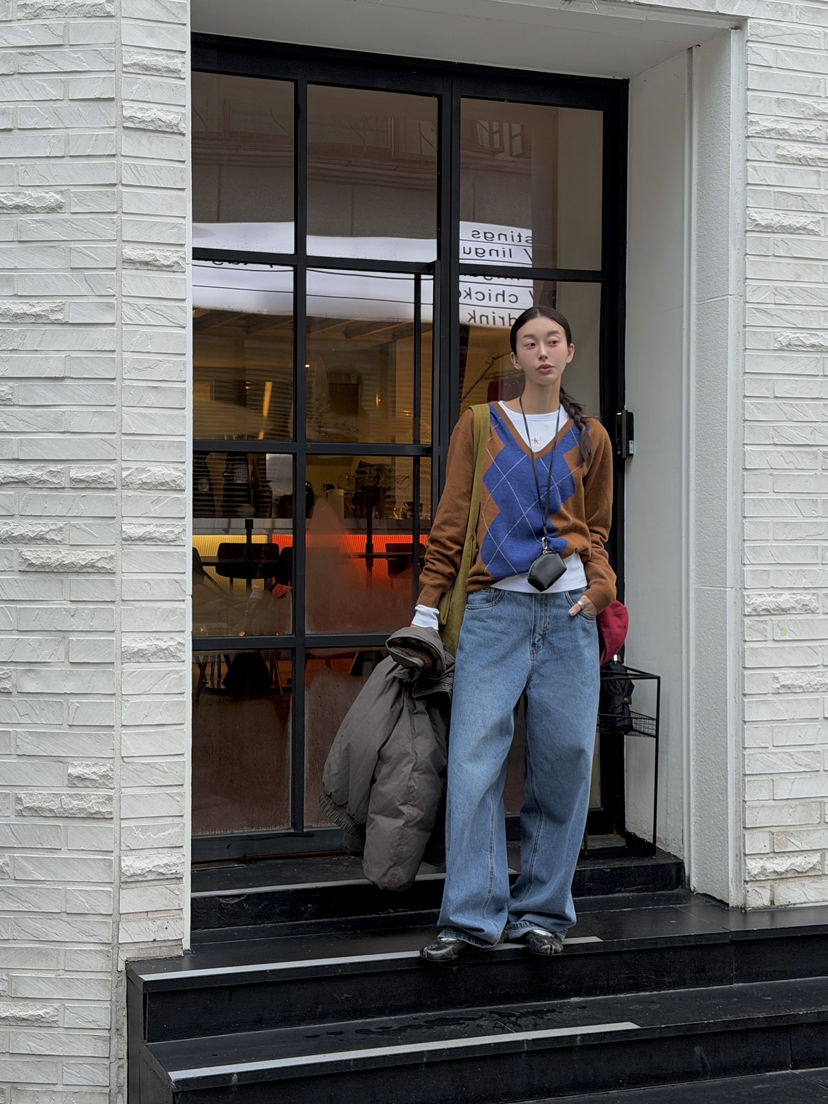 POTE 0007 Layered Pouch Hobo Bag Suede Olive 착용 스타일 - 2