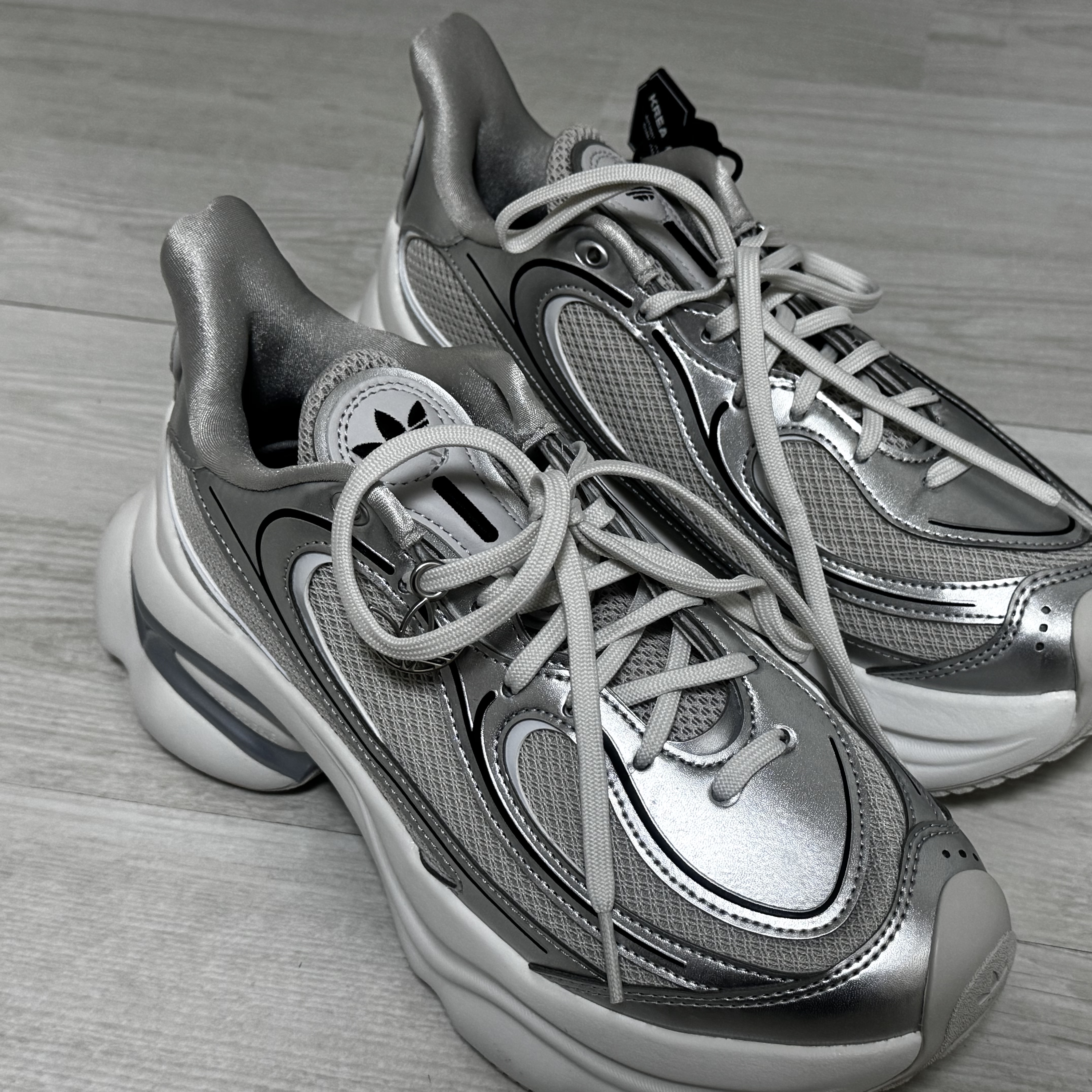 (W) Adidas Ozvenuz Silver Metallic Grey One 착용 스타일 - 1