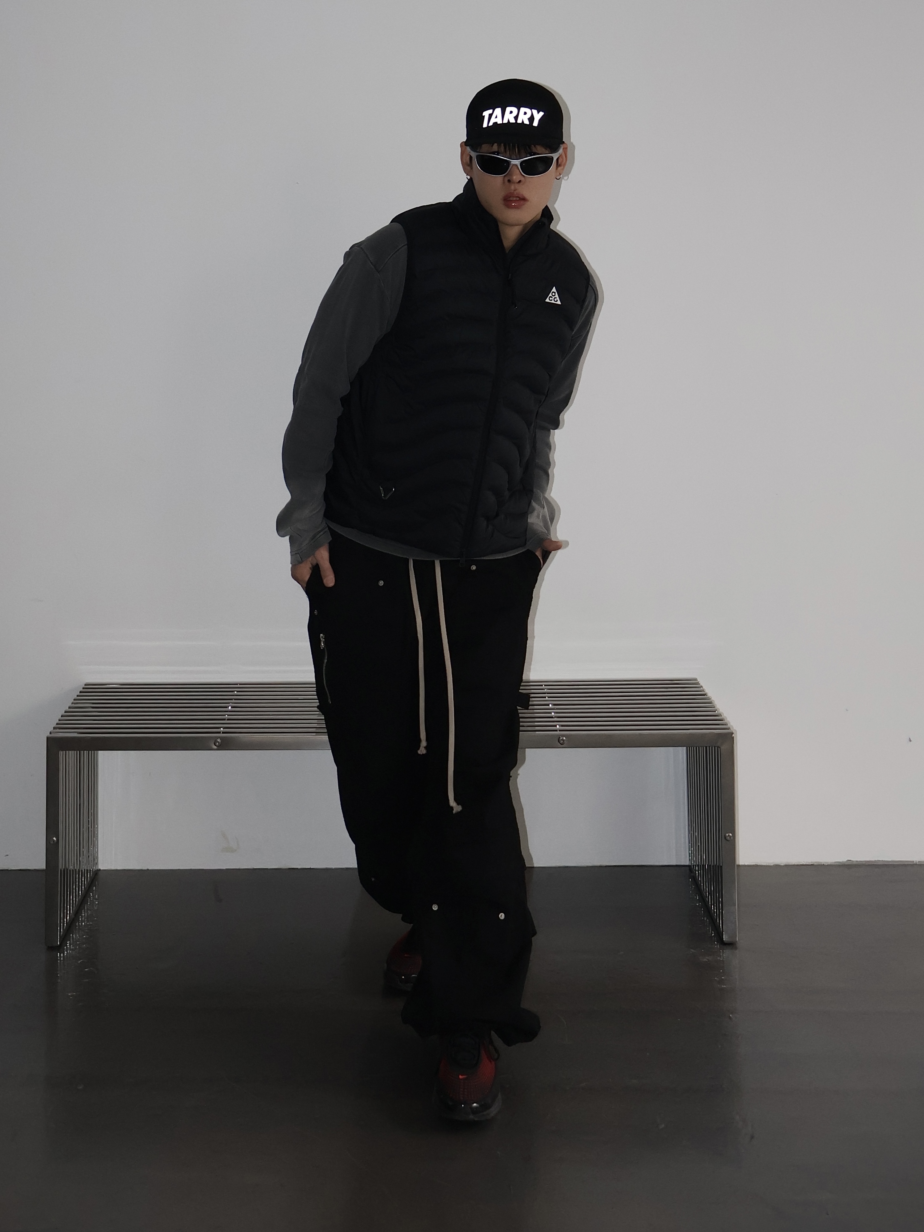 Nike Air Max Dn Essential Black Bright Crimson 착용 스타일 - 3