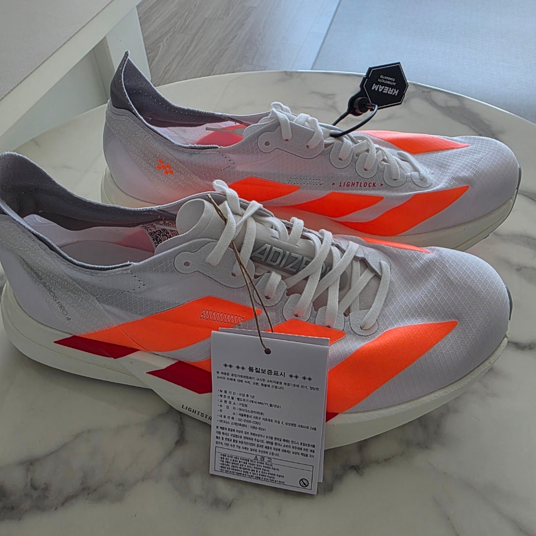 Adidas Adizero Adios Pro 4 Cloud White Lucid Orange 착용 스타일