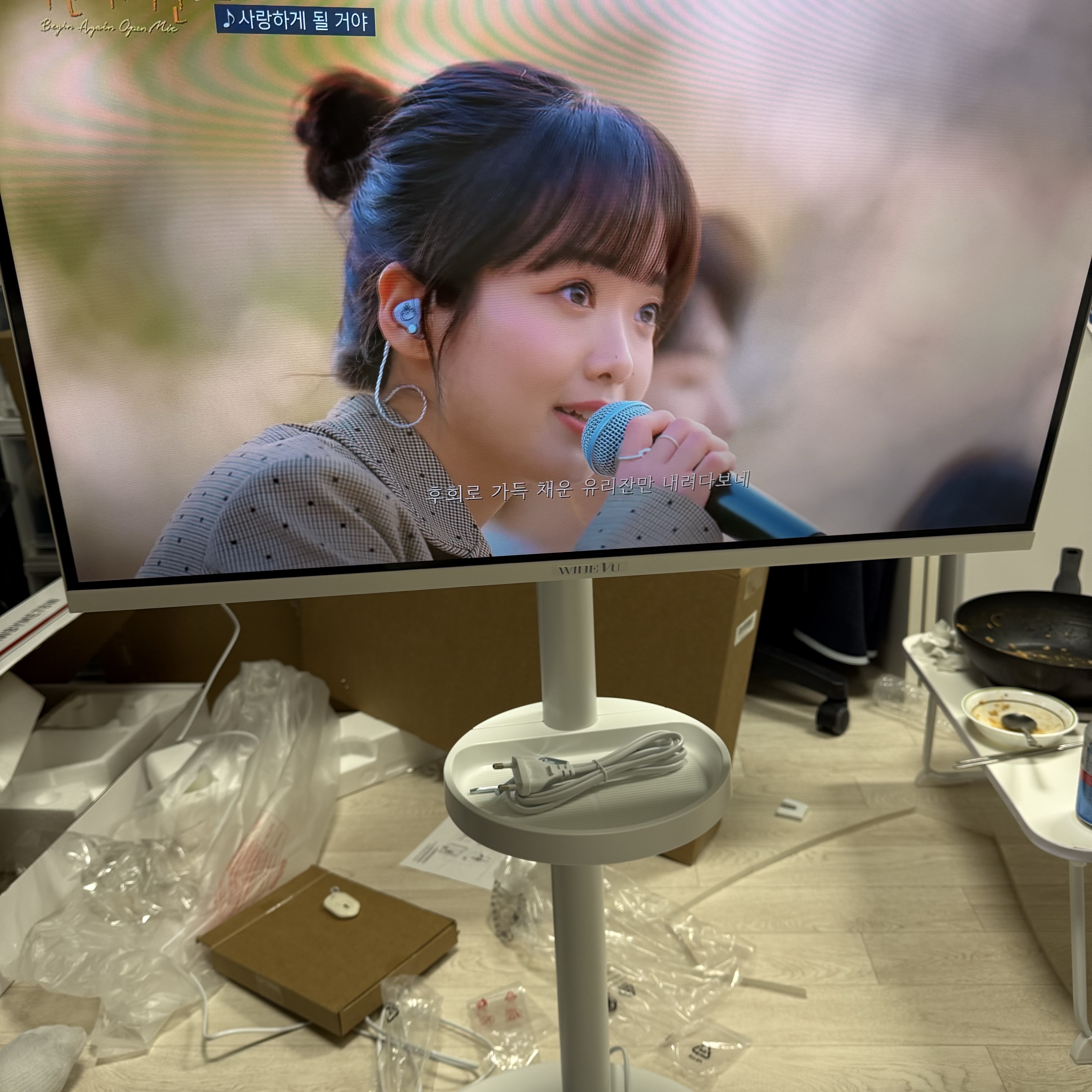 [15% 쿠폰] WIDEVU WideMovingVu White Edition V3 Set QLED 81 cm (32 in) FHD Smart Mobile TV 착용 스타일 - 2
