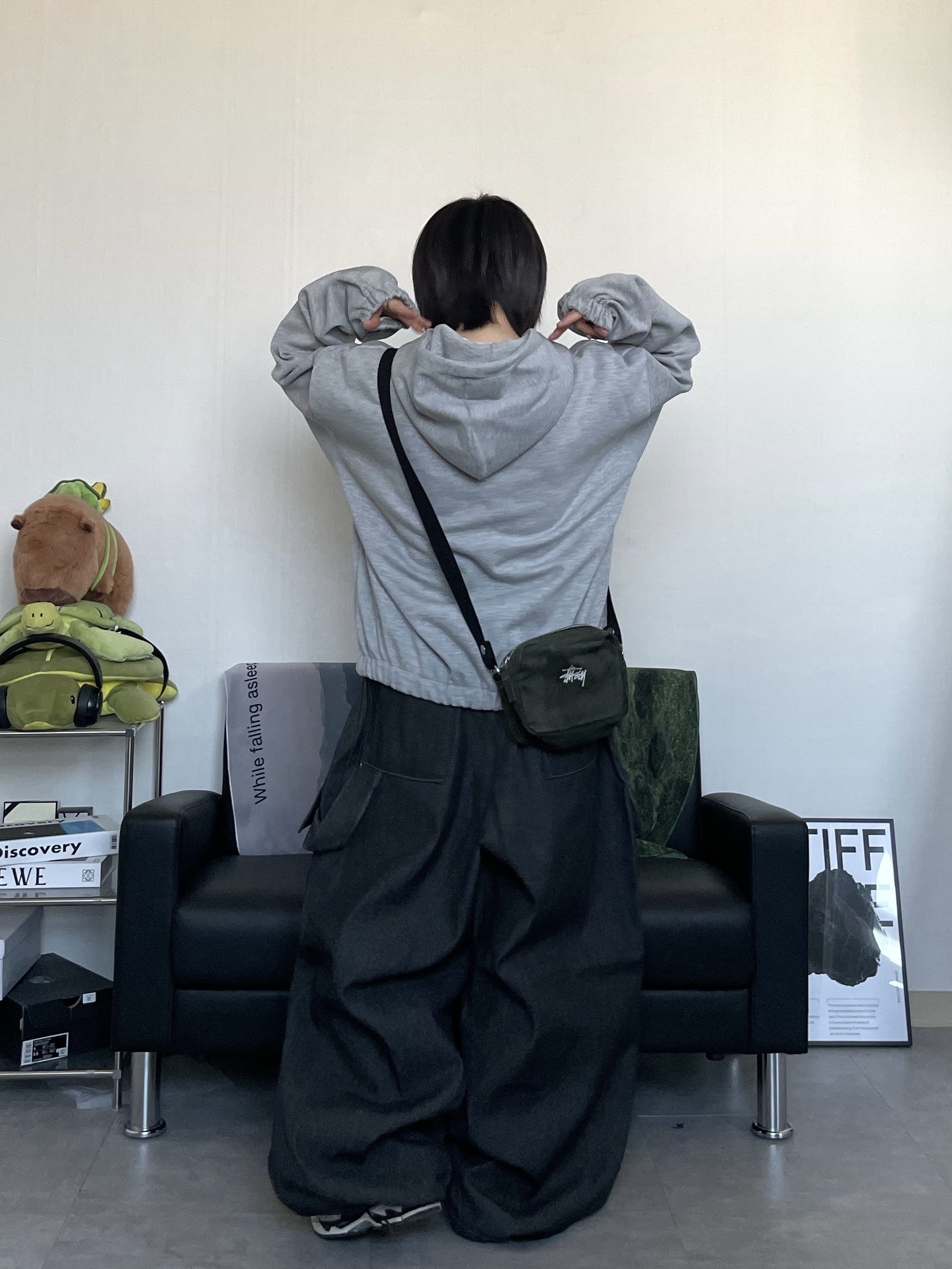 Beats Solo 4 Wireless On Ear Headphone Matt Black (Korean Ver.), Stussy Canvas Side Pouch Washed Black 착용 스타일 - 5