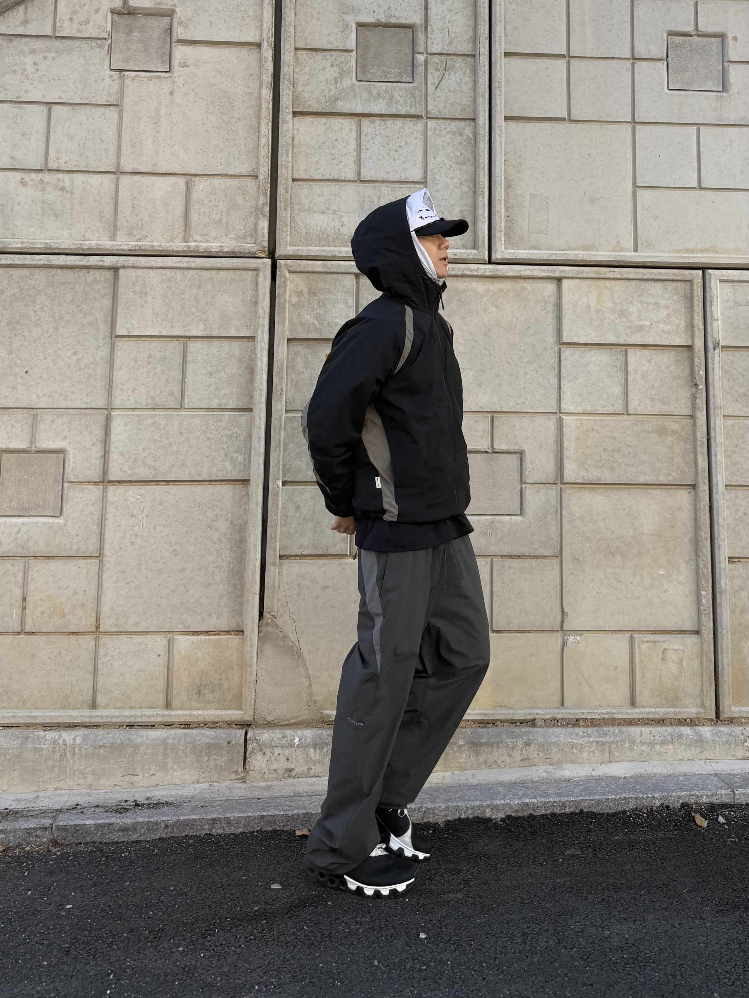 On Running x Post Archive Faction (Paf) Cloudmonster Hyper Black 착용 스타일 - 1
