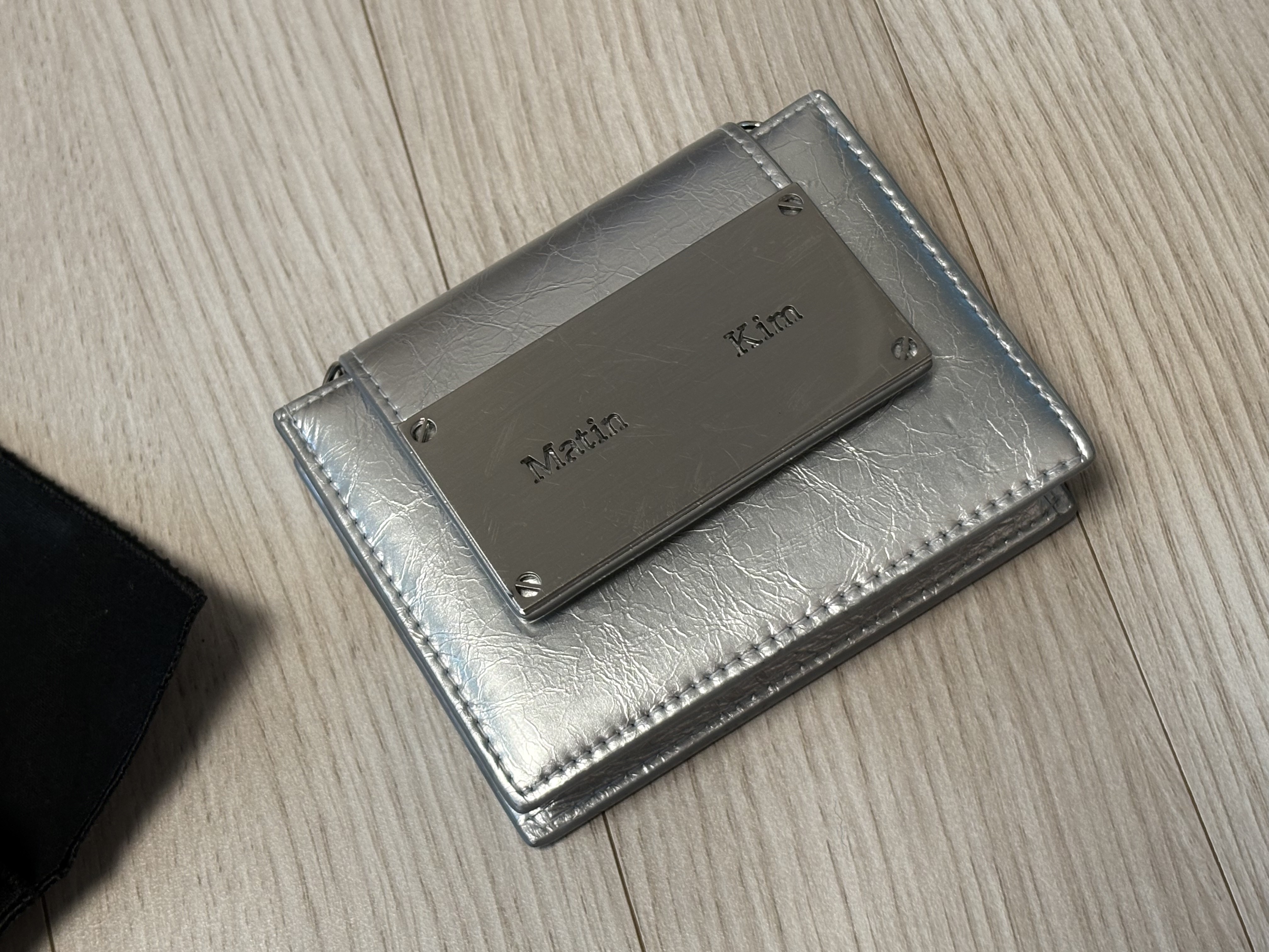Matin Kim Accordion Mini Bag Silver 착용 스타일