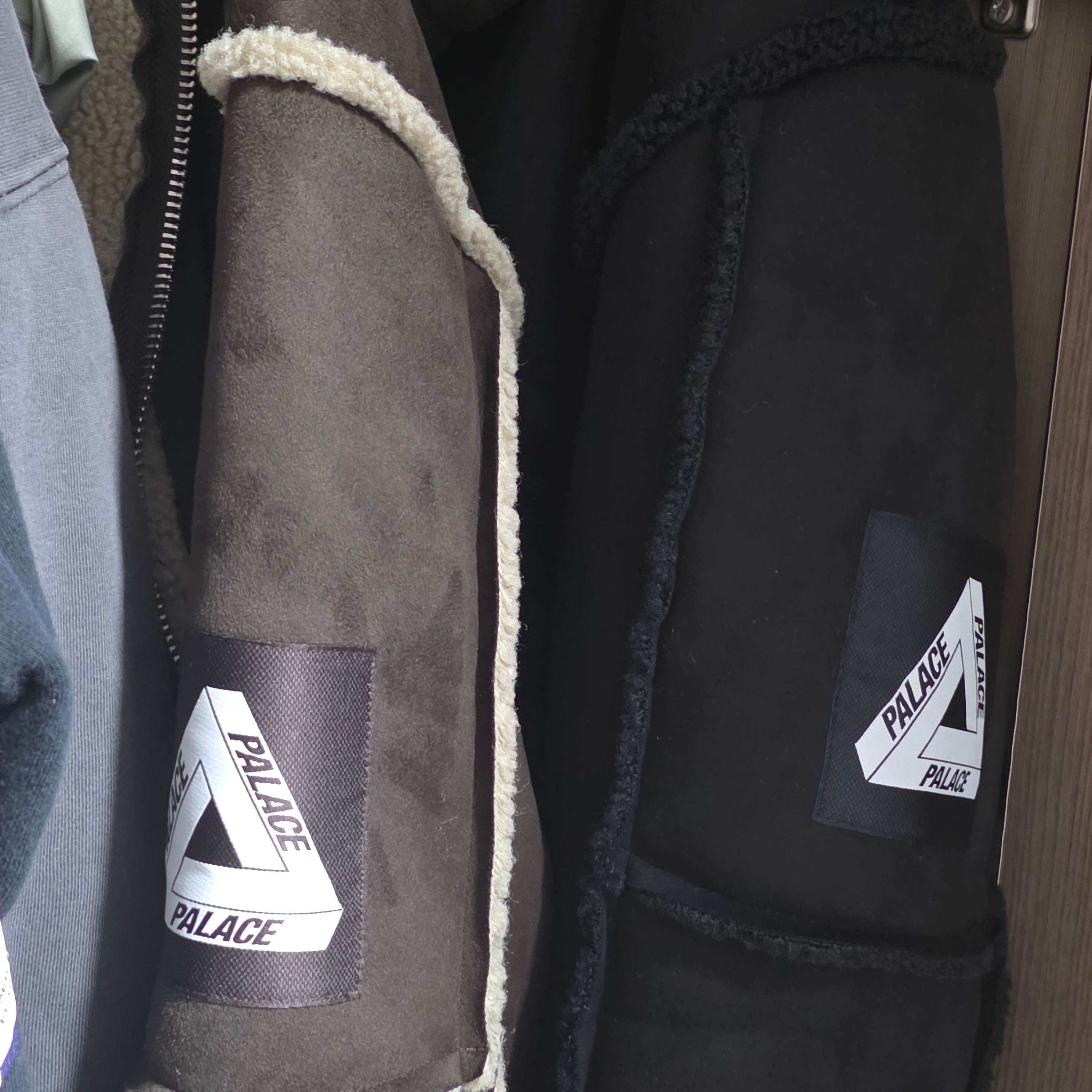 Palace Patch Me Up Shearling Jacket Fox - 26SS, Palace Patch Me Up Shearling Jacket Black - 26SS 착용 스타일 - 2