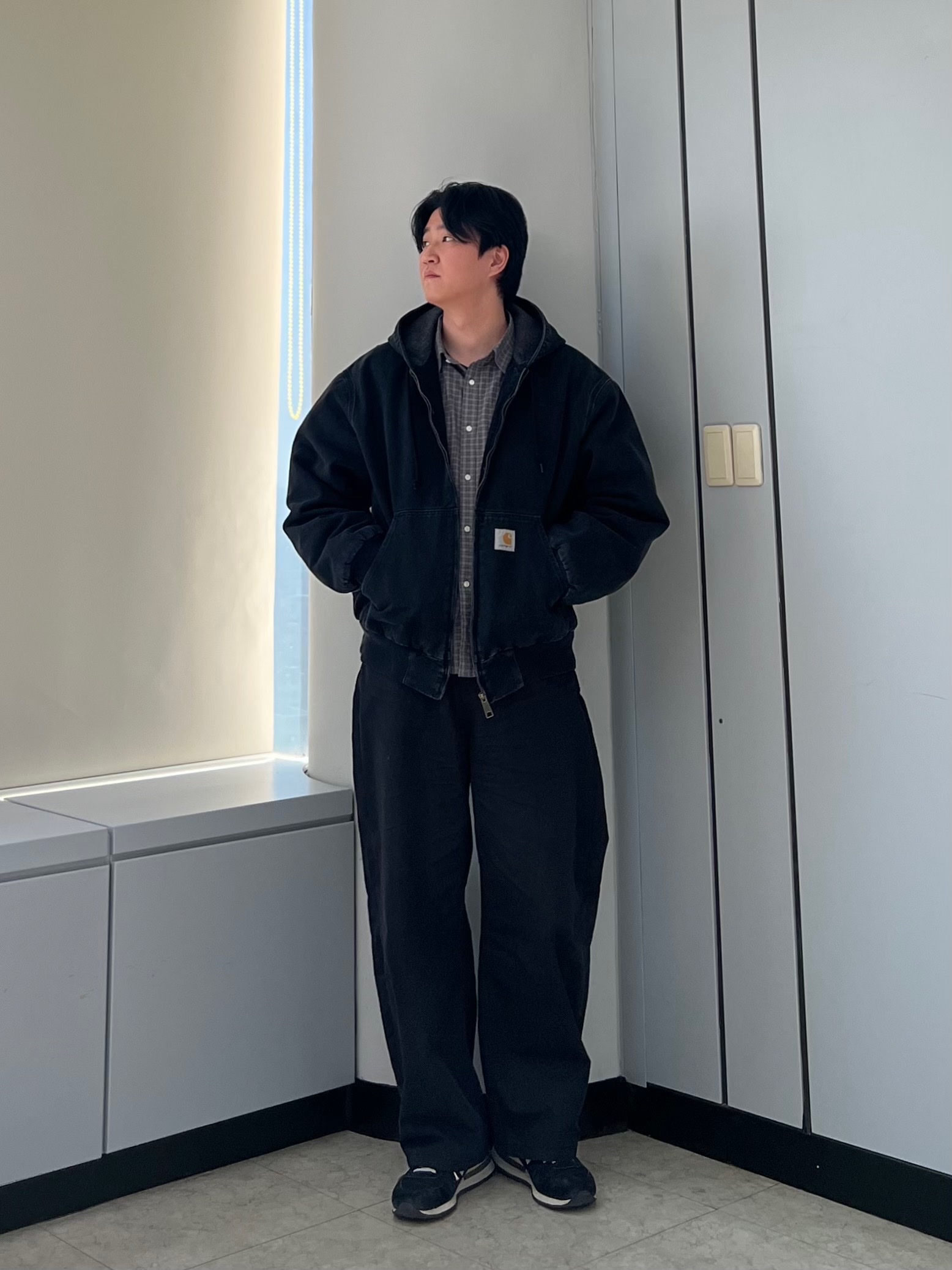 Carhartt WIP Maitland Denim OG Active Jacket Black Stone Washed, New Balance 990v1 Made in USA Black 착용 스타일 - 2