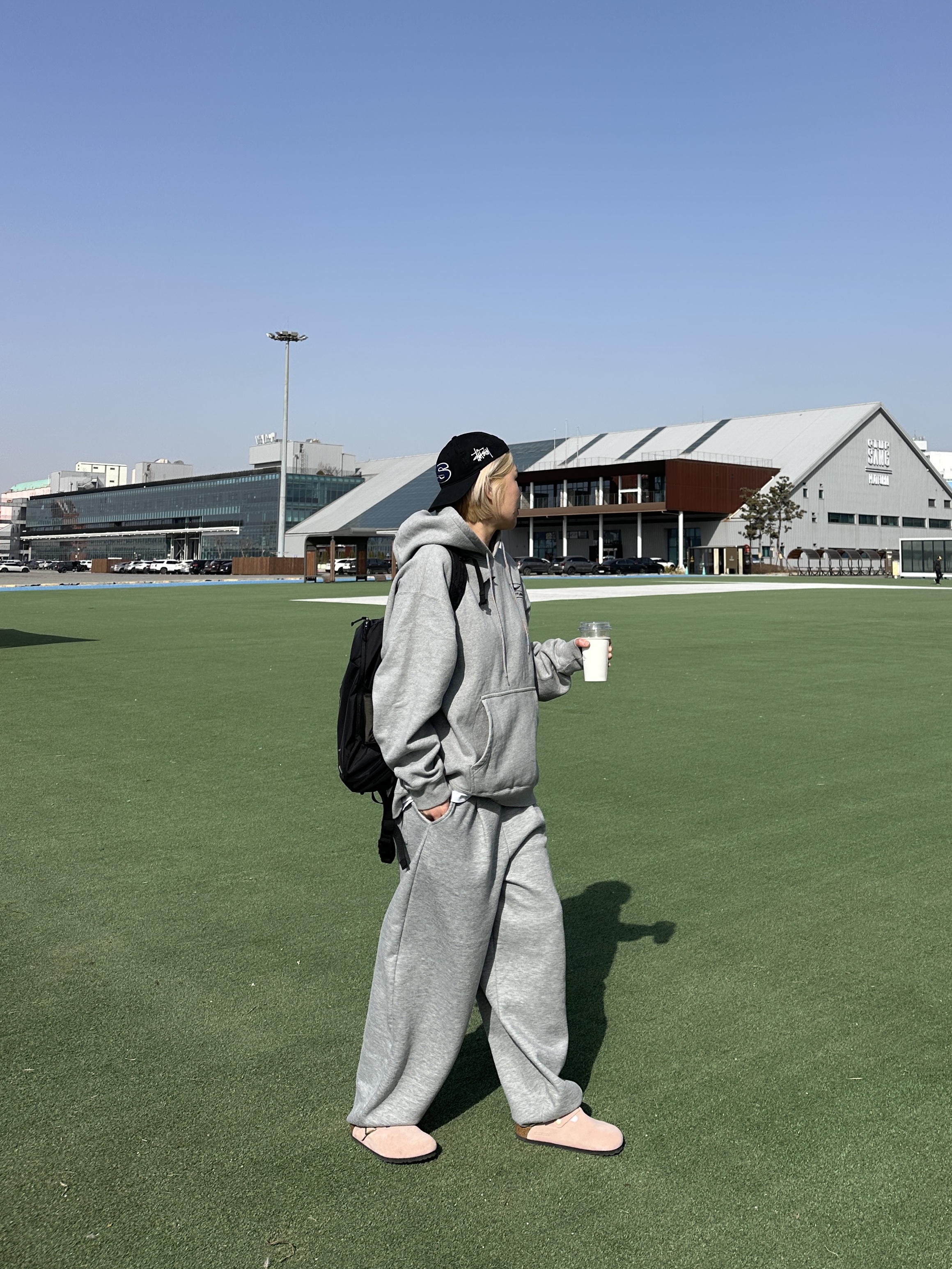 Stussy Chenille S Low Pro Cap Black, Nike x Stussy NRG RA Pullover Hoodie Dark Grey Heather (DJ9488-063) 착용 스타일 - 5