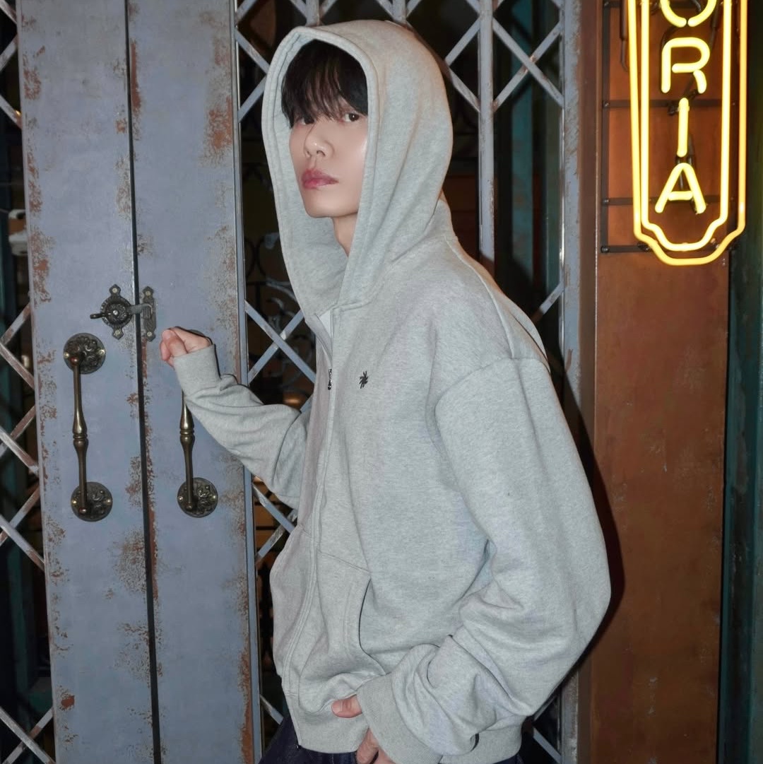 SLOW RECORD HOUSE Crop Hood Zip-Up Grey 착용 스타일 - 4