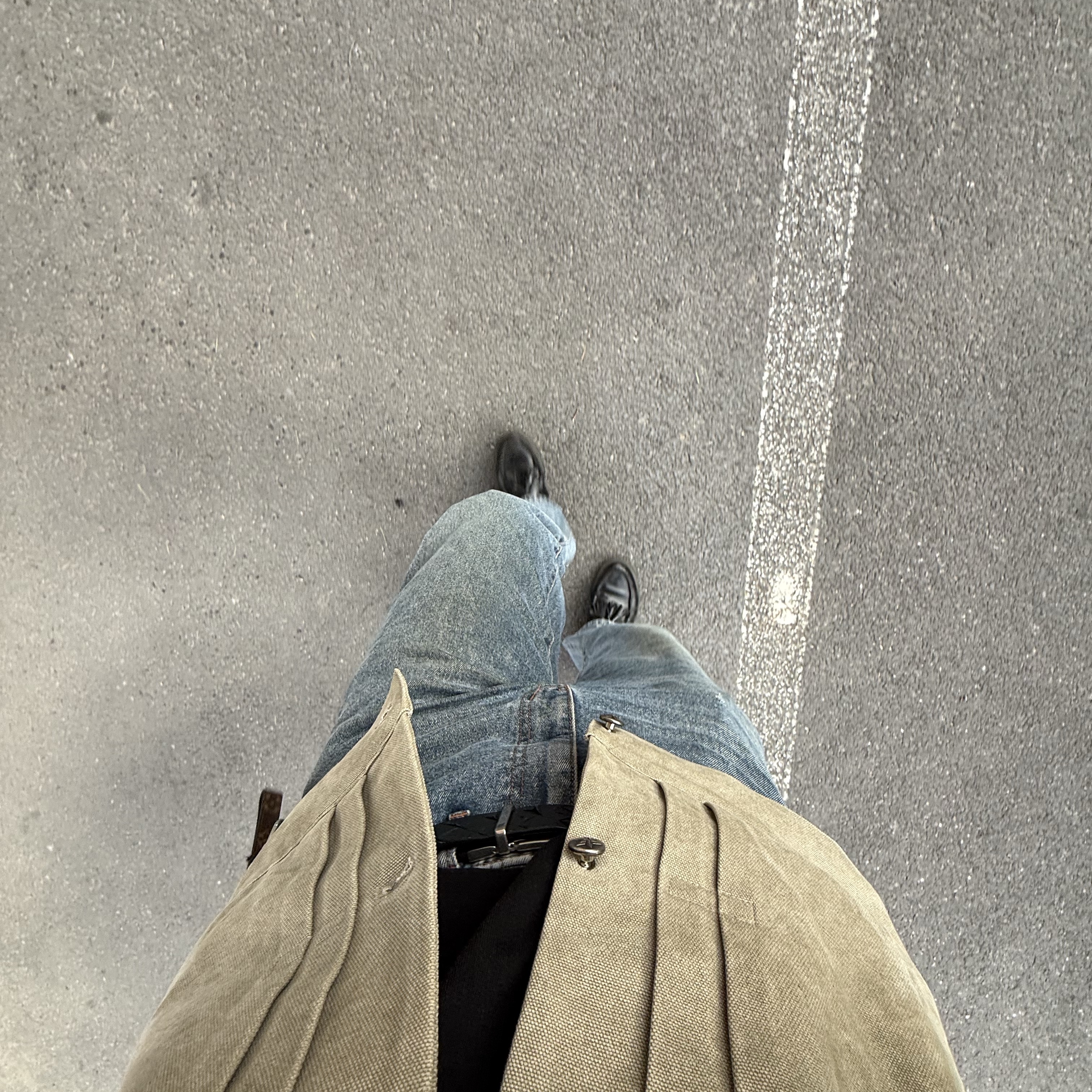 Dr. Martens Adrian Smooth Black, Bottega Veneta Intrecciato Reversible Belt Black 착용 스타일 - 1